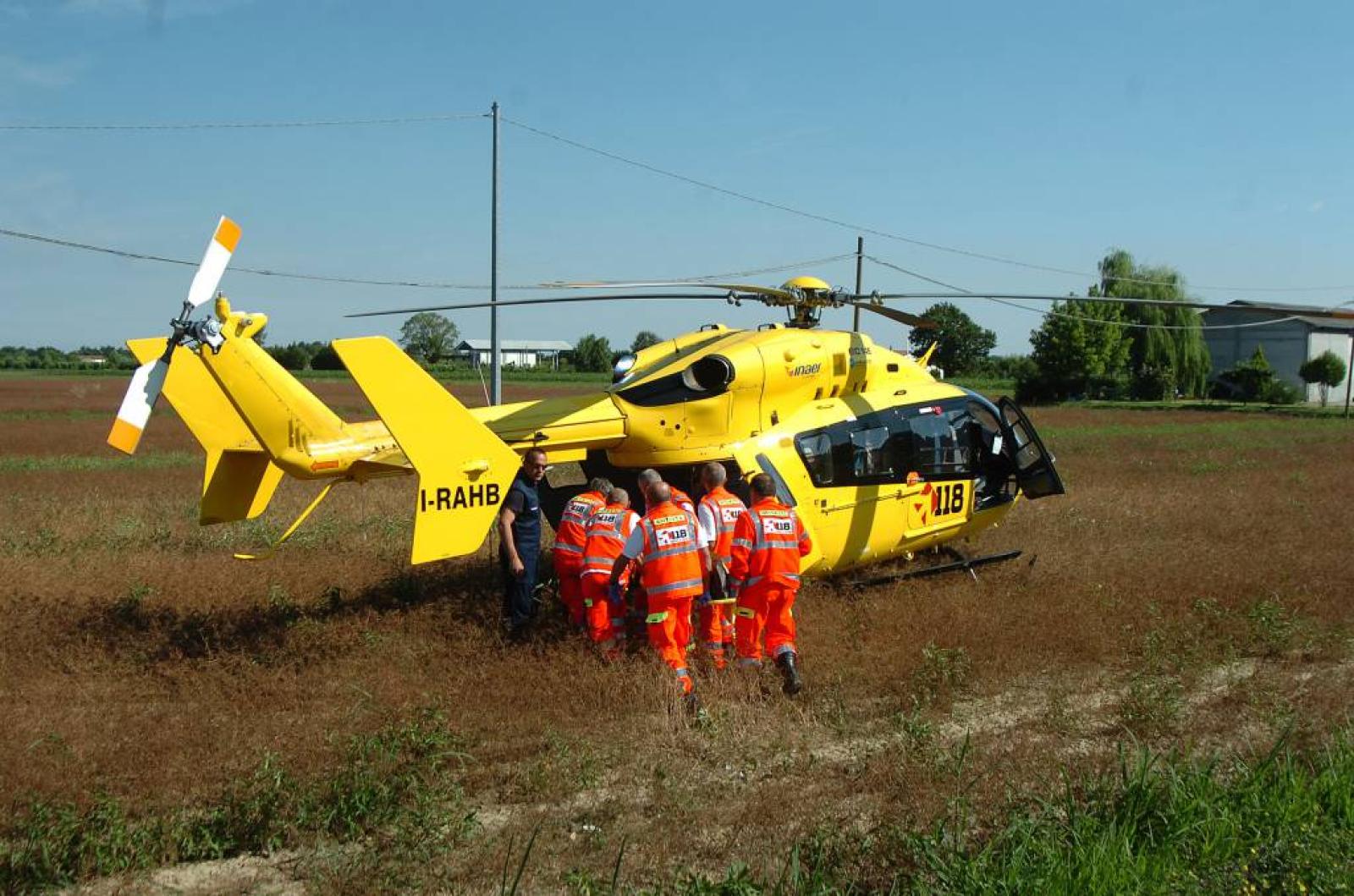 Vola con l'auto nel canale in secca e rimane incastrato fra le lamiere