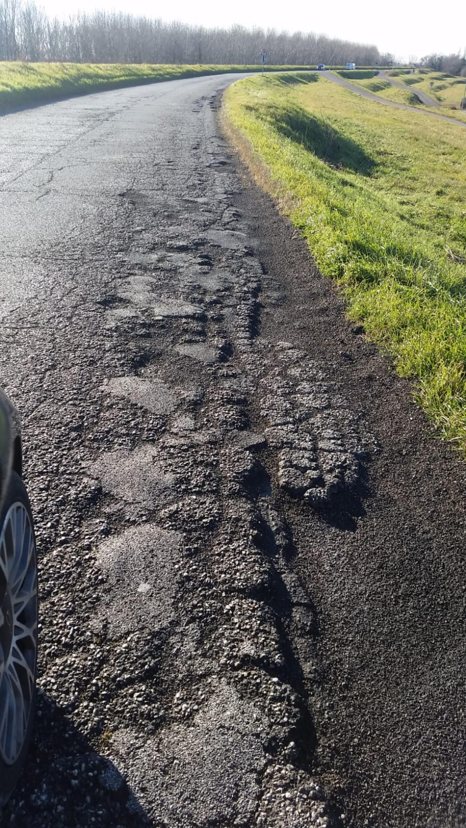 La strada perde i pezzi di asfalto