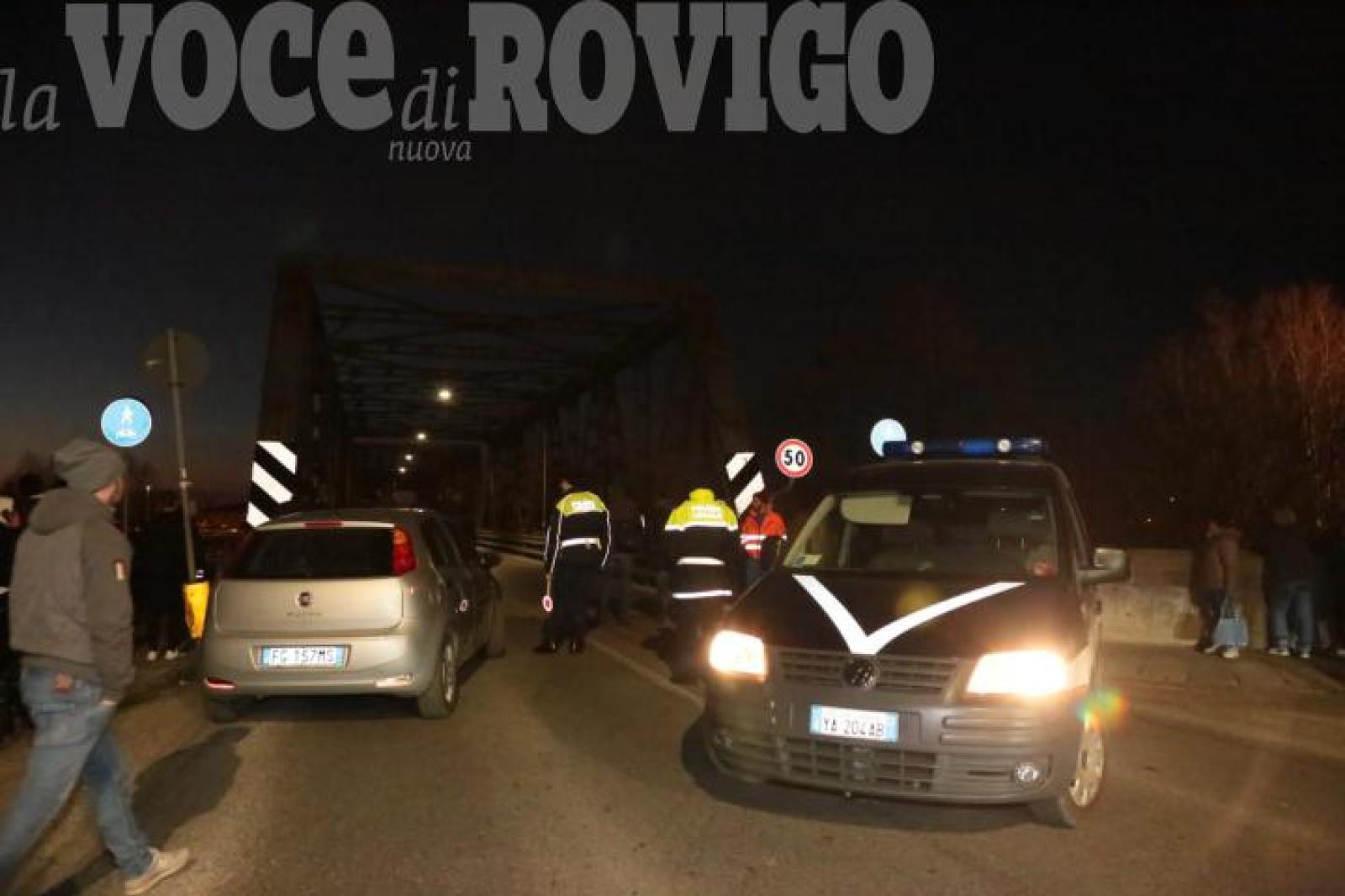 Minaccia il suicidio e alle spalle qualcuno gli urla: "Buttati"