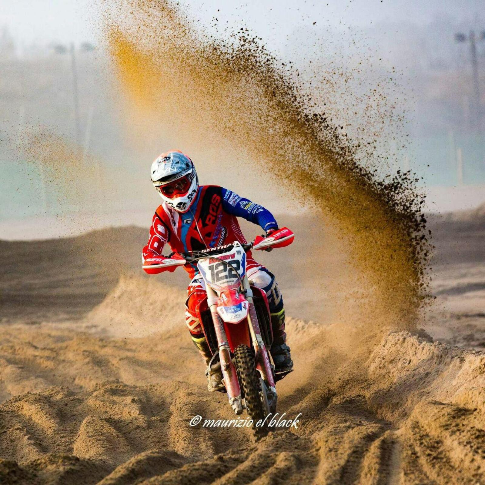 Cade sulla pista da motocross, trasportato all'ospedale