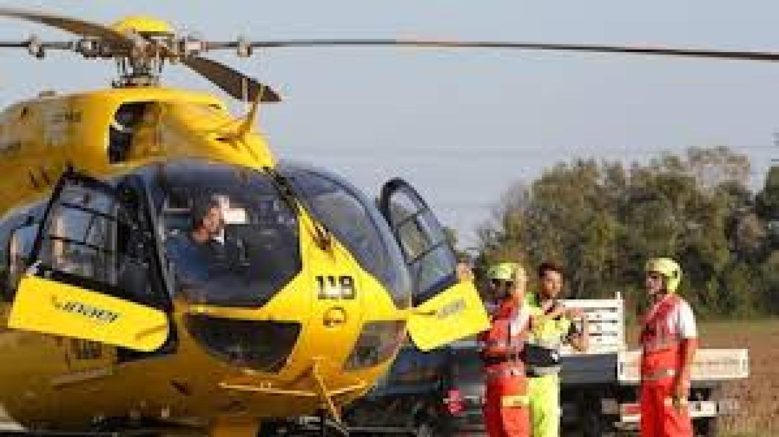 Schianto in discesa fra due ciclisti: uno &egrave; in fin di vita