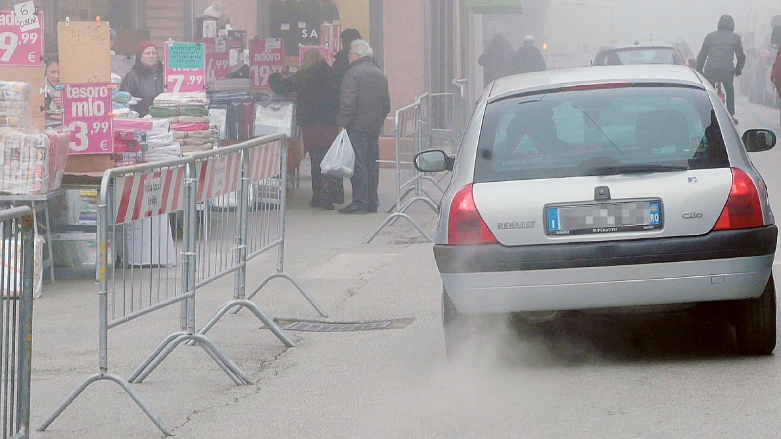 Aria irrespirabile, permane il blocco del traffico