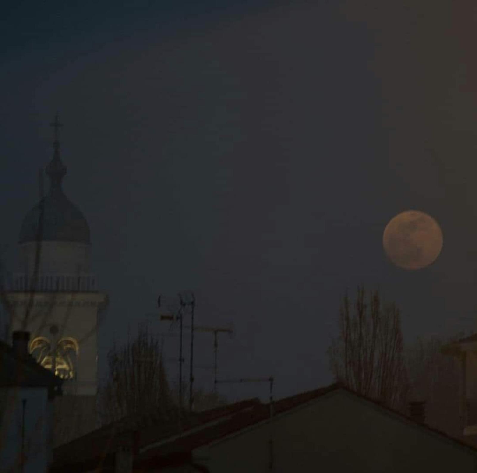 Ecco la superluna, ma la nebbia la nasconde ai polesani