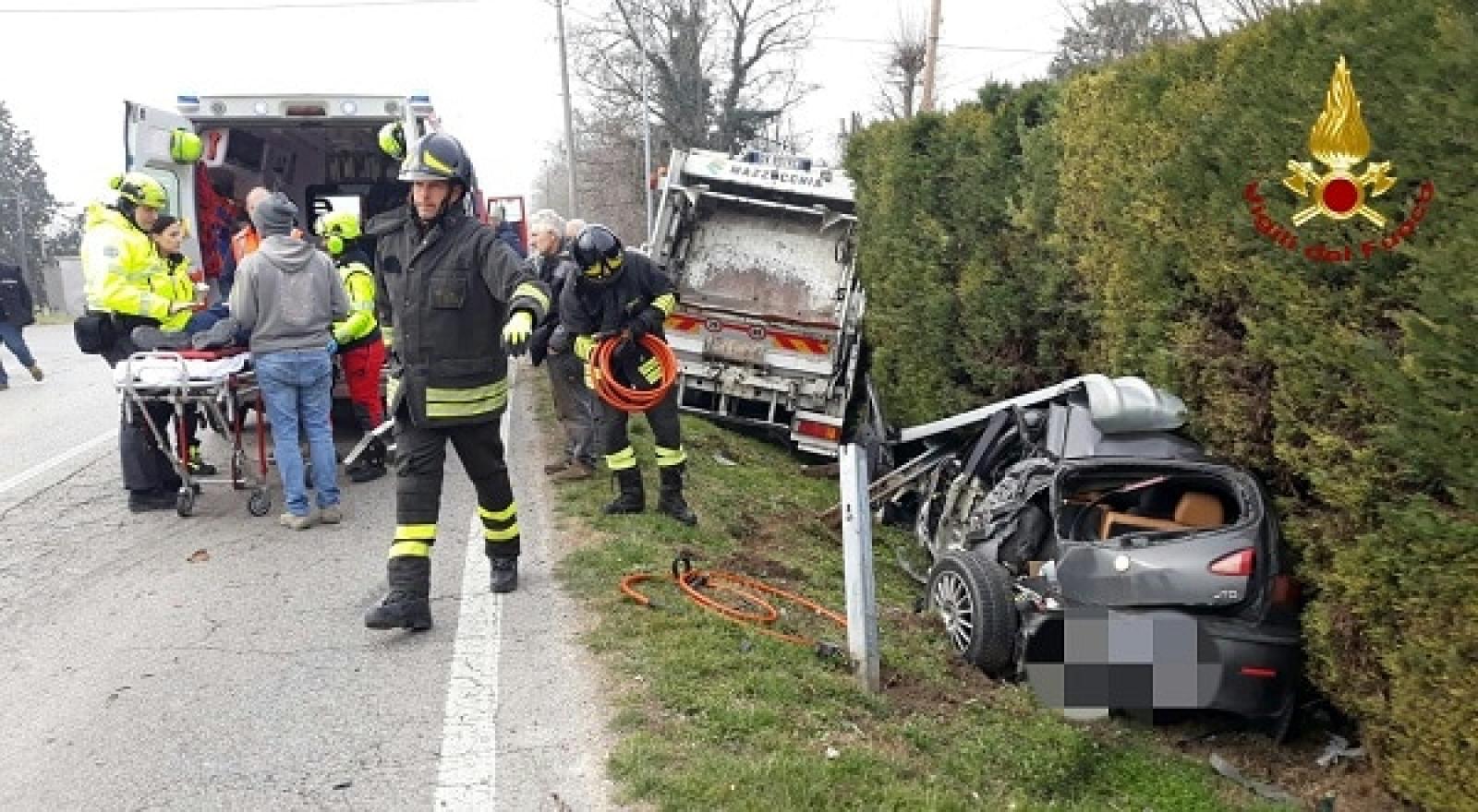 Carambola fra due auto e un camion dei rifiuti: 62enne in fin di vita