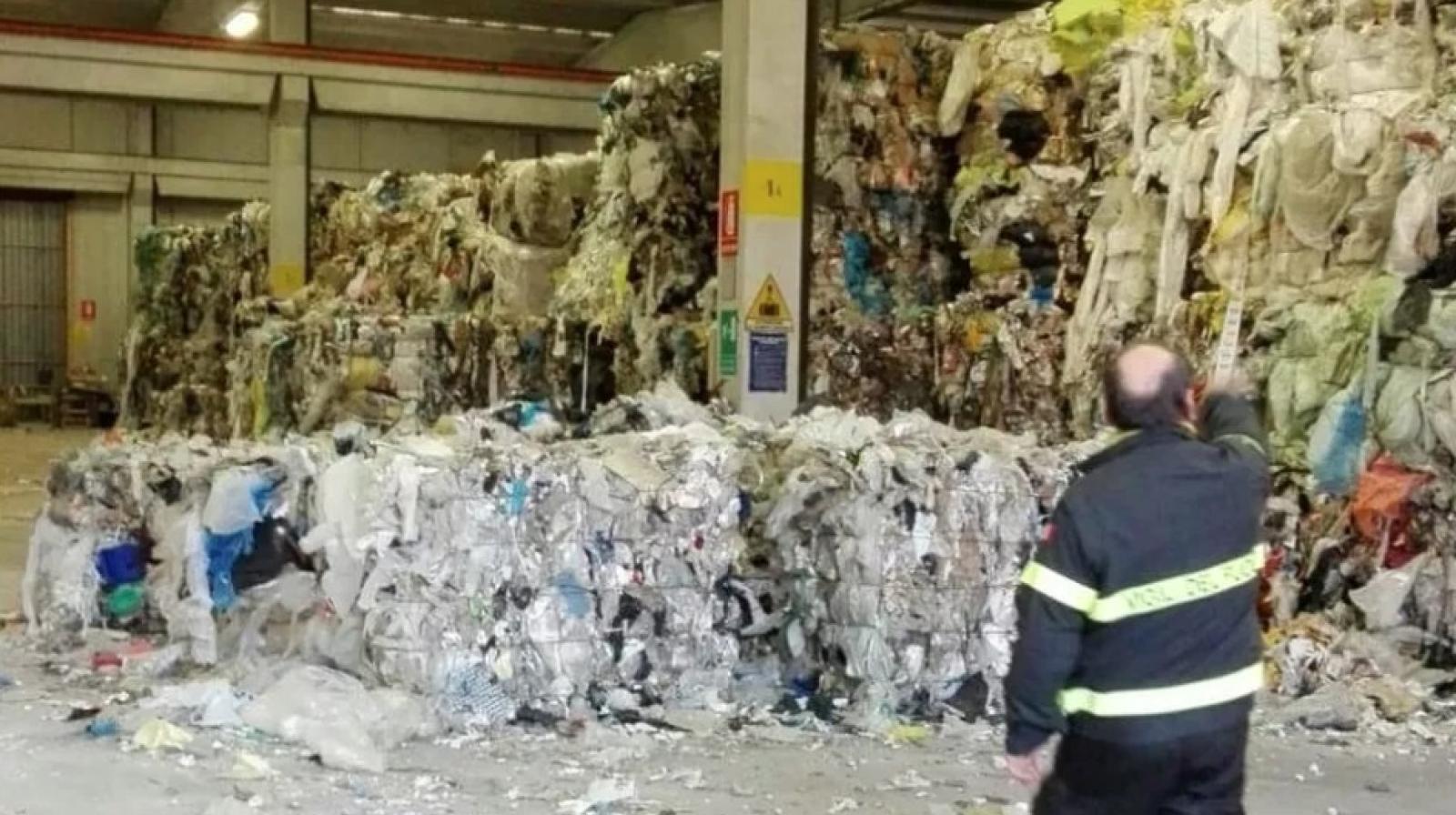 Capannone stipato di rifiuti, manette per due imprenditori