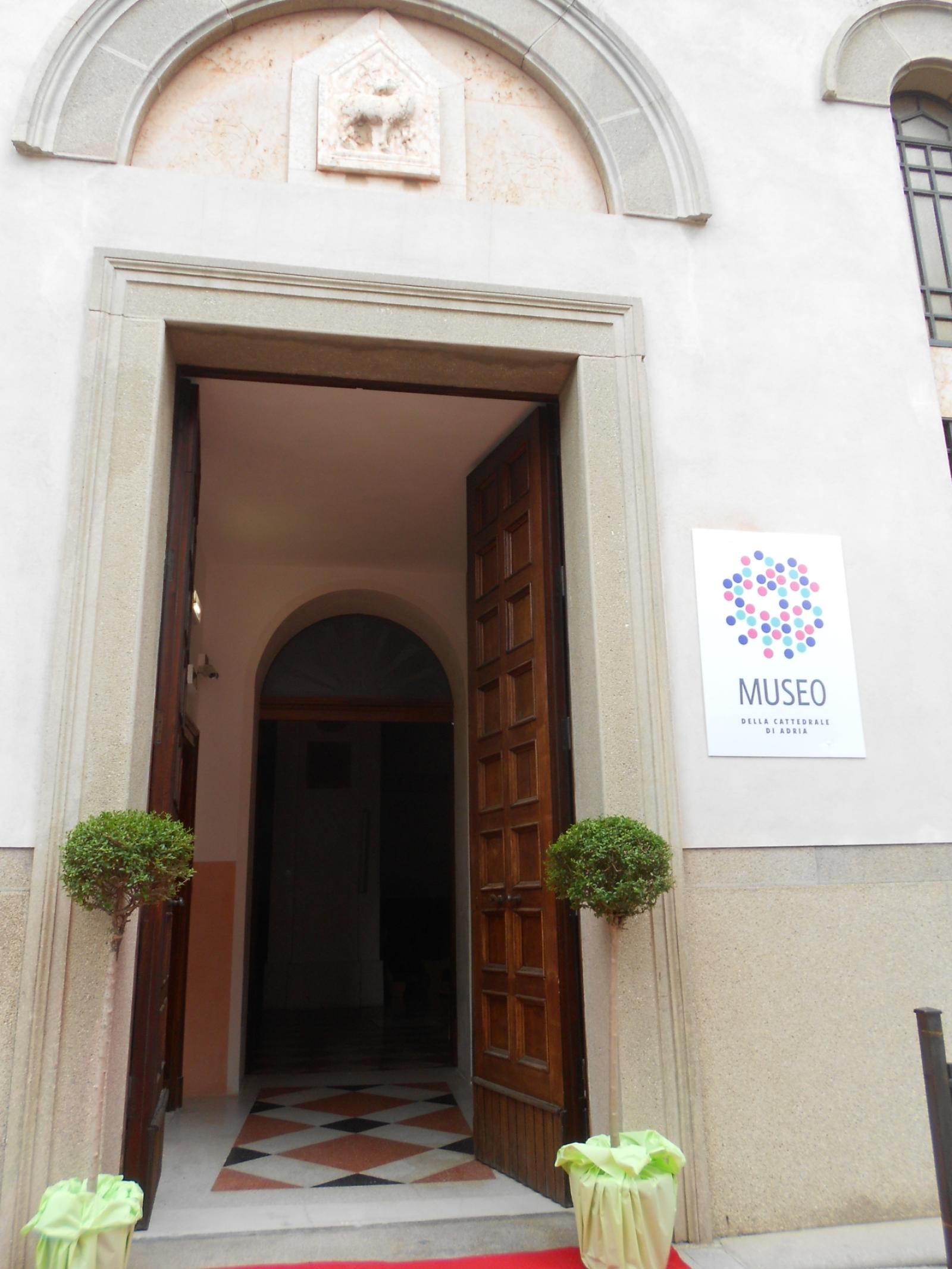 Studenti del turistico guide al museo della Cattedrale