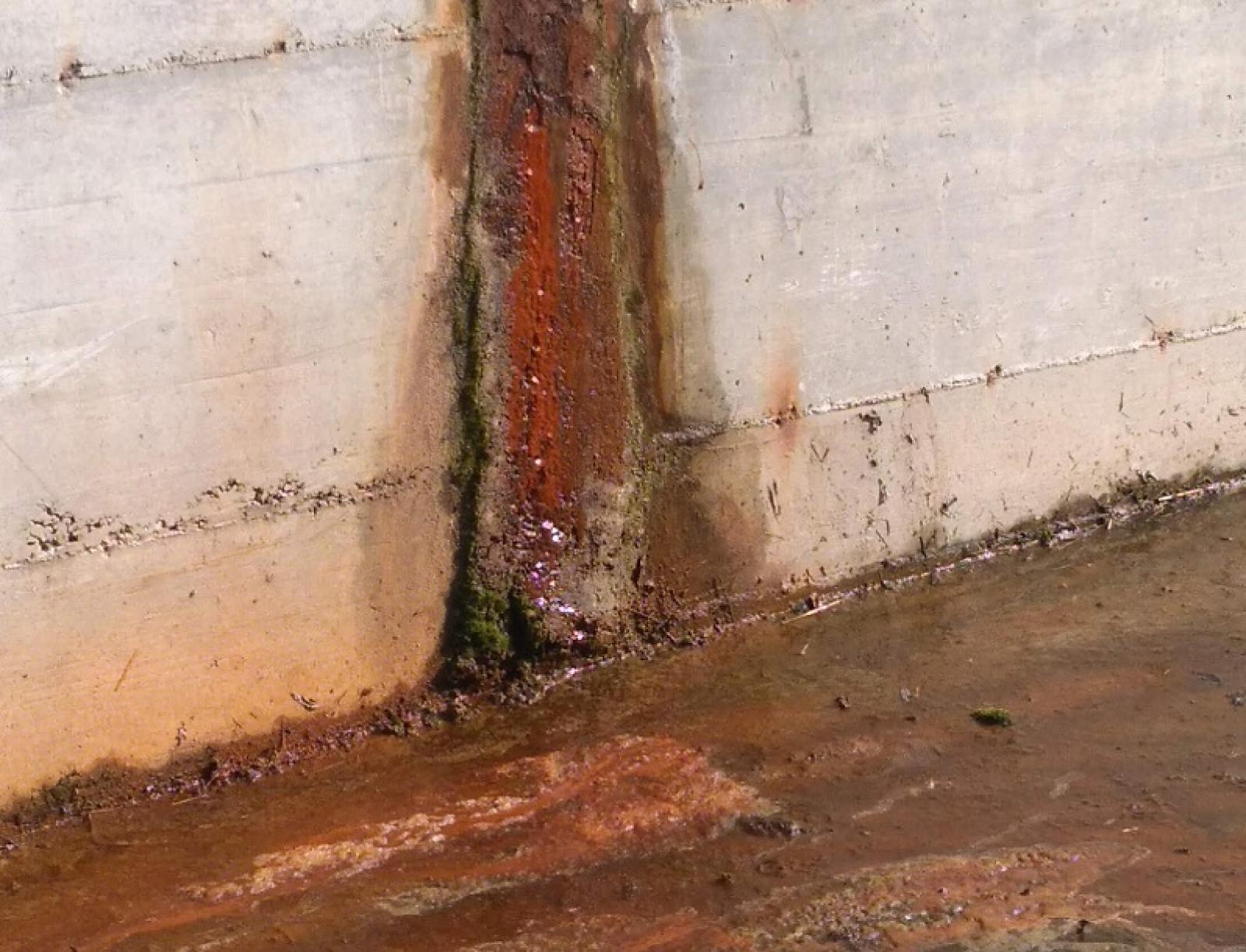 L'allarme: "Sottopasso allagato, ma di acqua rossa"