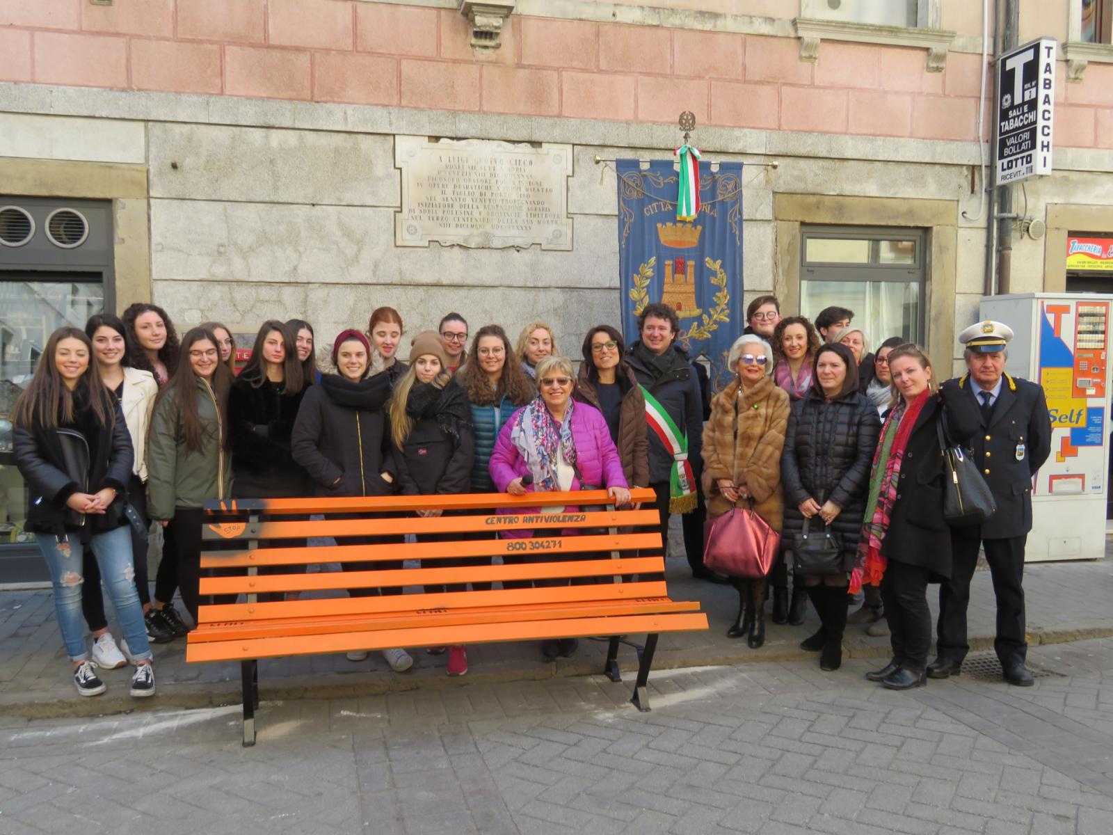 Il monito della panchina arancione