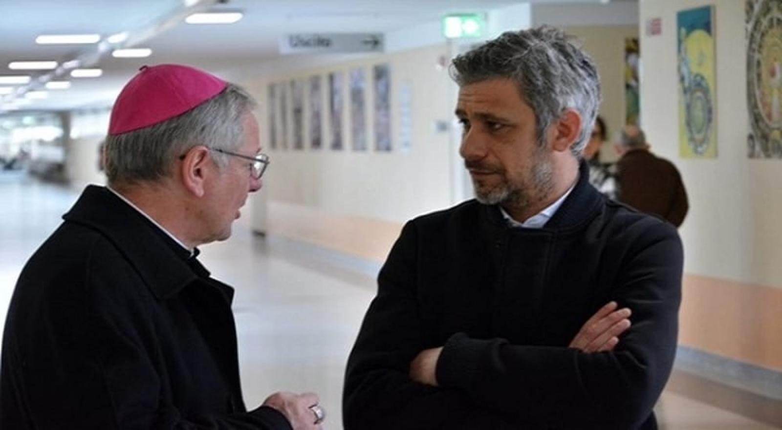 Perdonato il prete dei festini