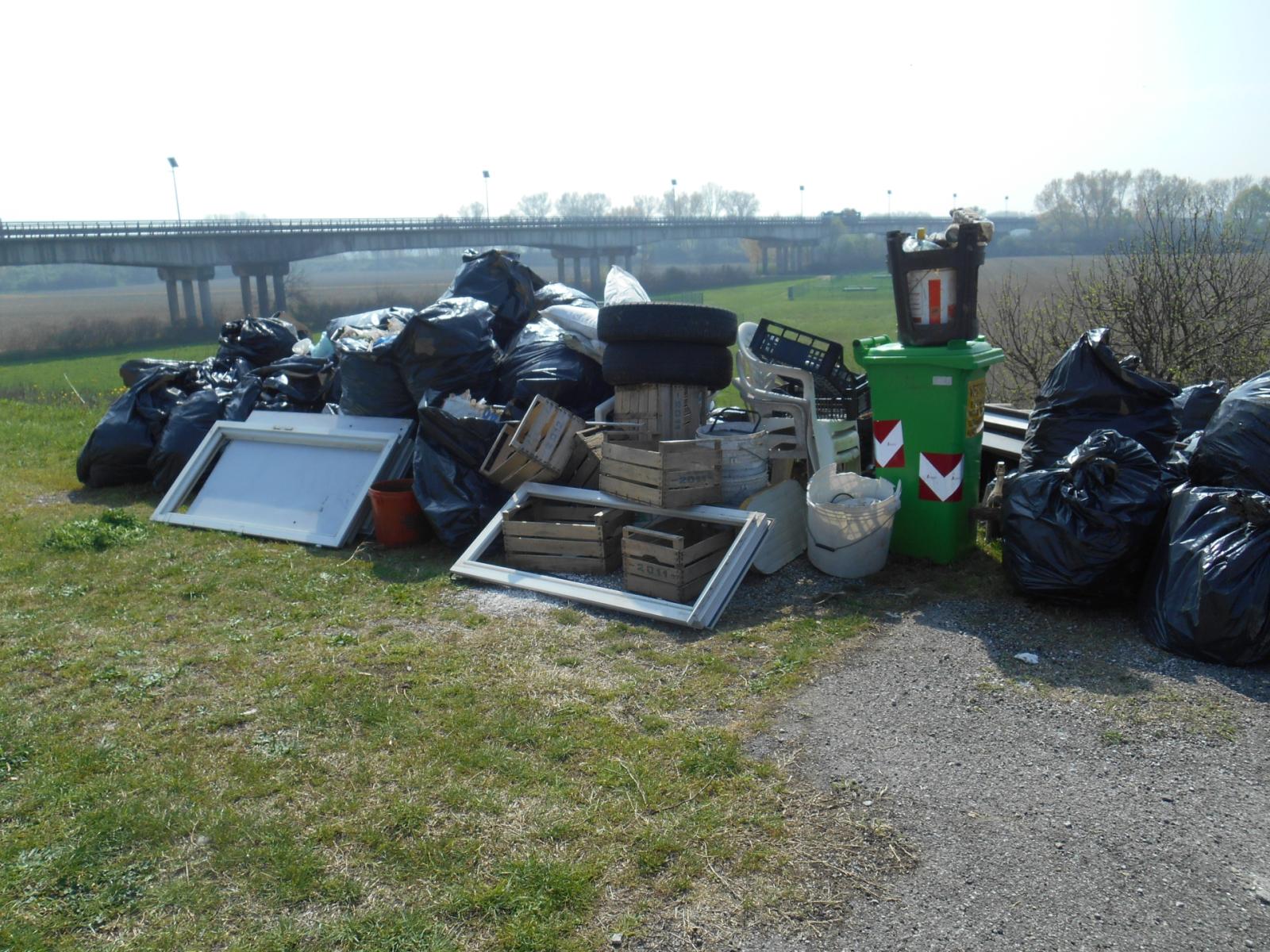 Getta i rifiuti, il sindaco lo insegue