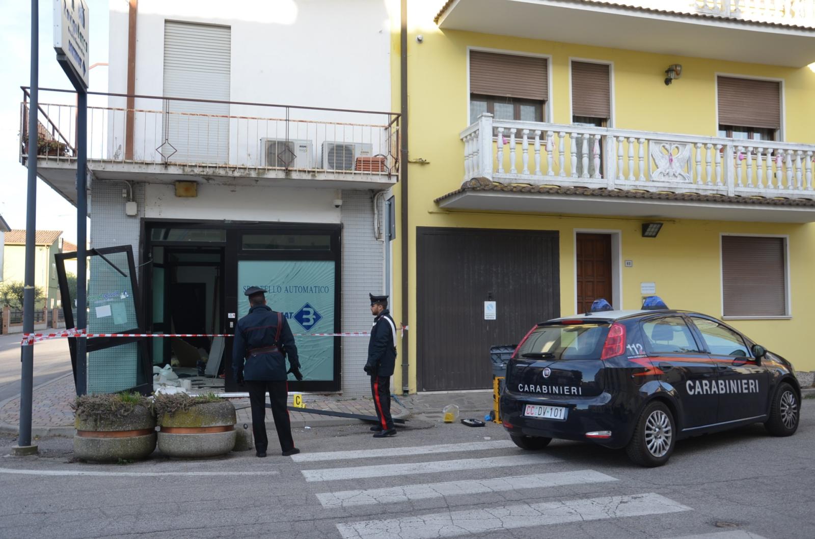 Assalto esplosivo al bancomat in pieno centro