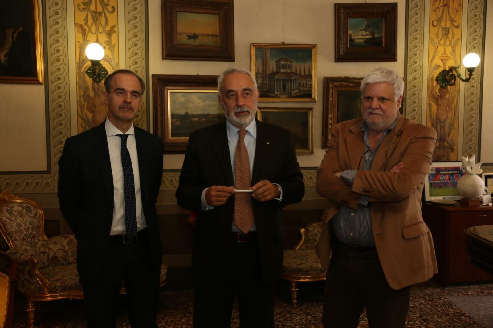 Il commissario con i due vice durante il primo consiglio comunale