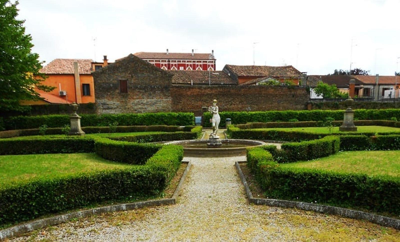 "Il bimbo straniero non pu&ograve; giocare al parco"