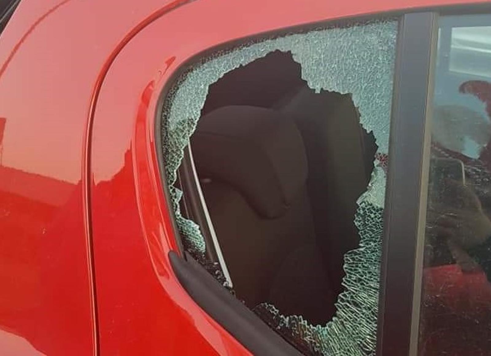 I carri sfilano, i ladri assaltano le auto