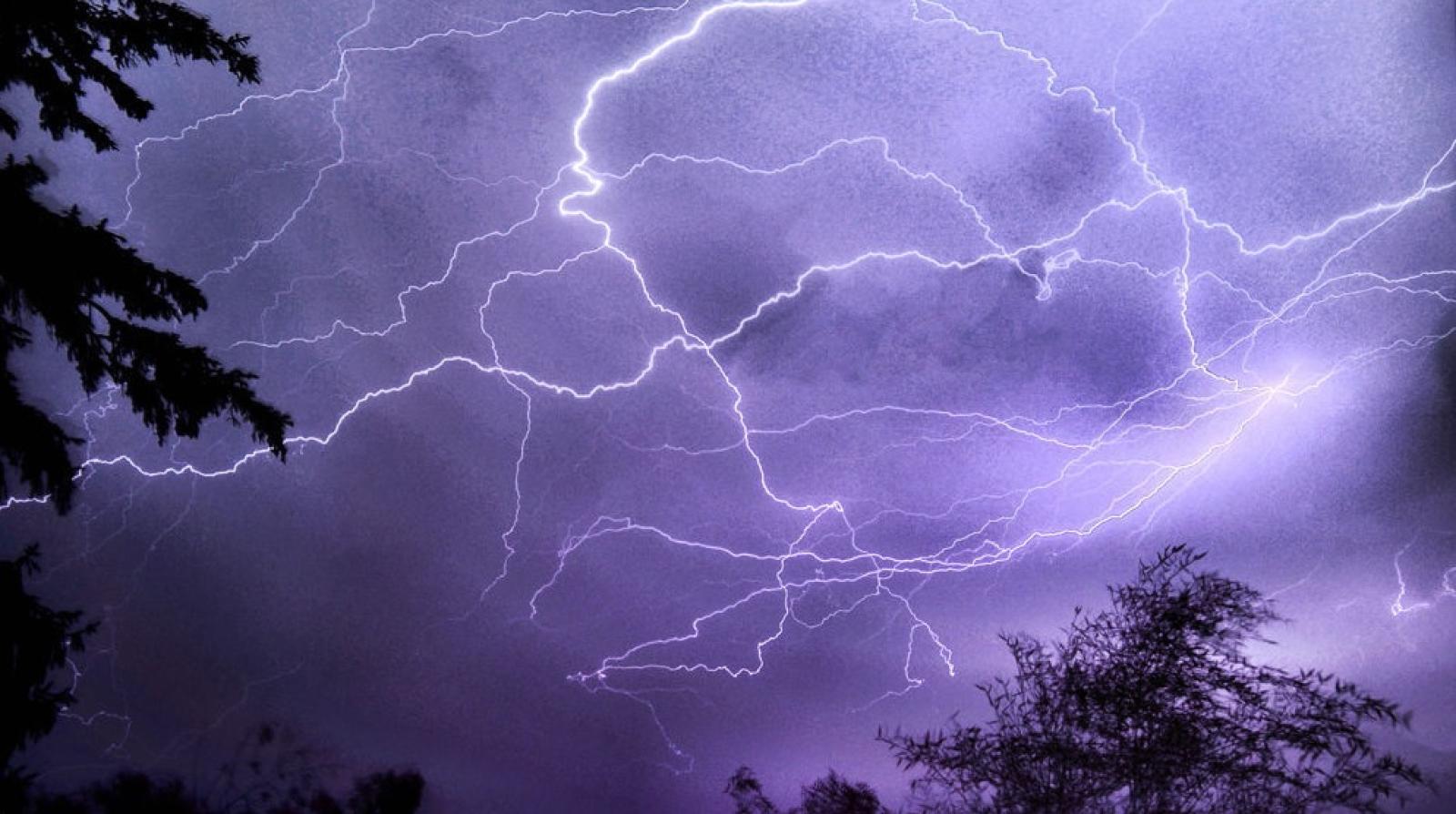 Bora e fulmini, una notte da "stato di allerta"