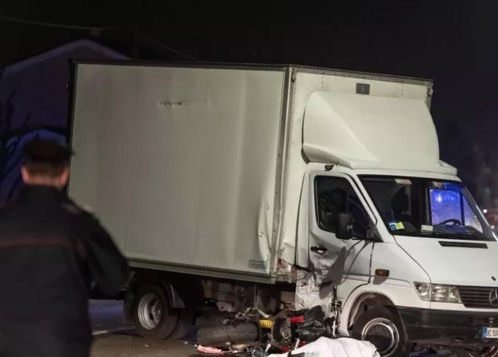 Terribile schianto: in moto contro un furgone, muore calciatore padre di due figli