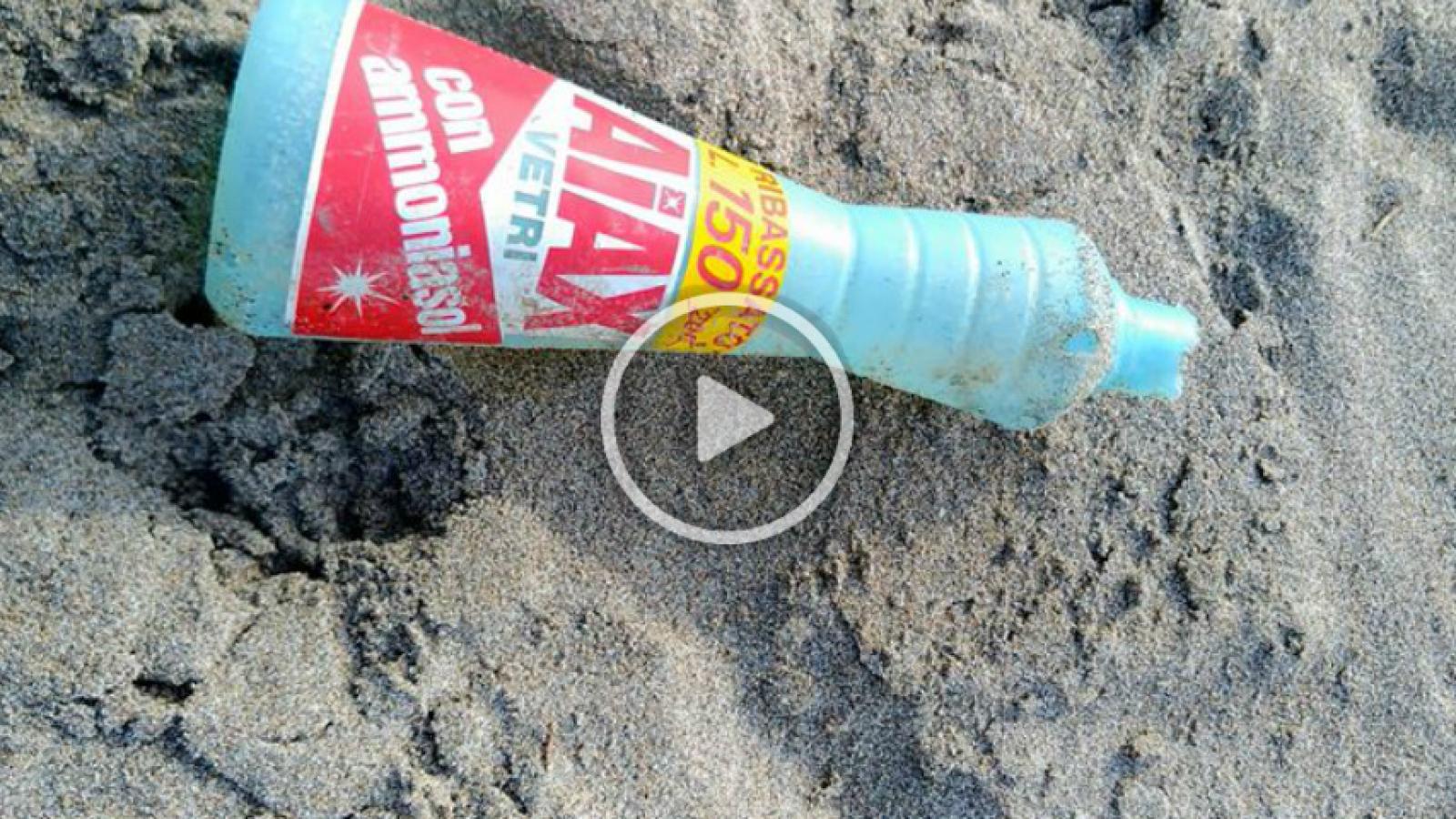Trovata a Rosolina bottiglia di plastica che ha viaggiato mezzo secolo in mare... 