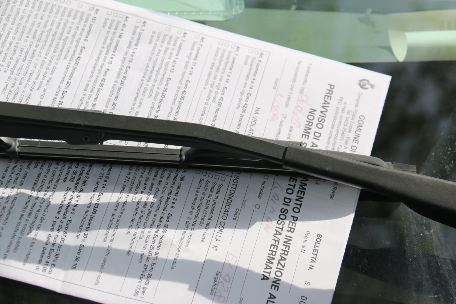 Il Commissario agli ambulanti: "Le multe vanno pagate"