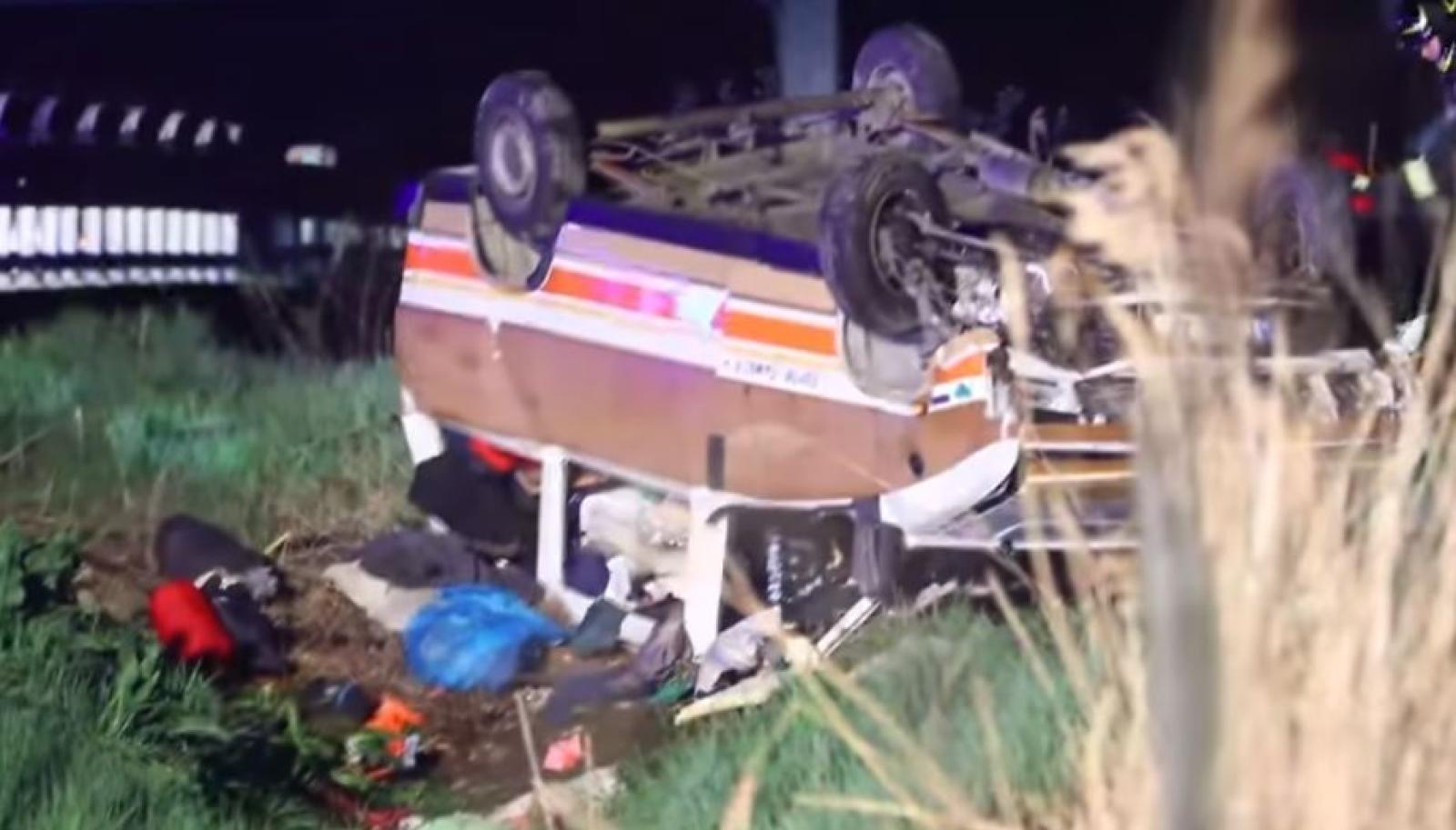 Schianto in A13,  furgone vola fuori strada: otto feriti