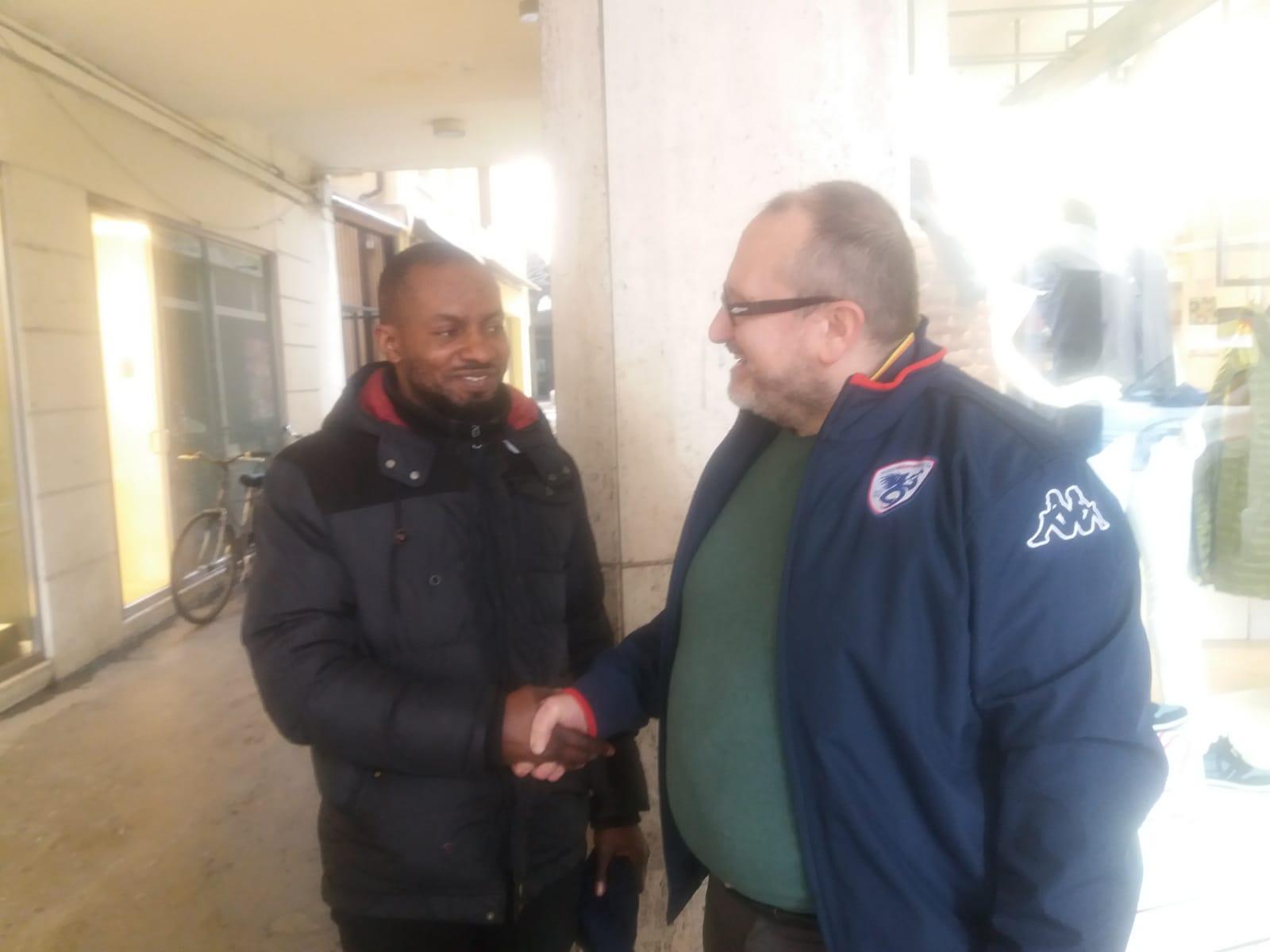 Mendicante straniero sventa il furto all'auto del commerciante