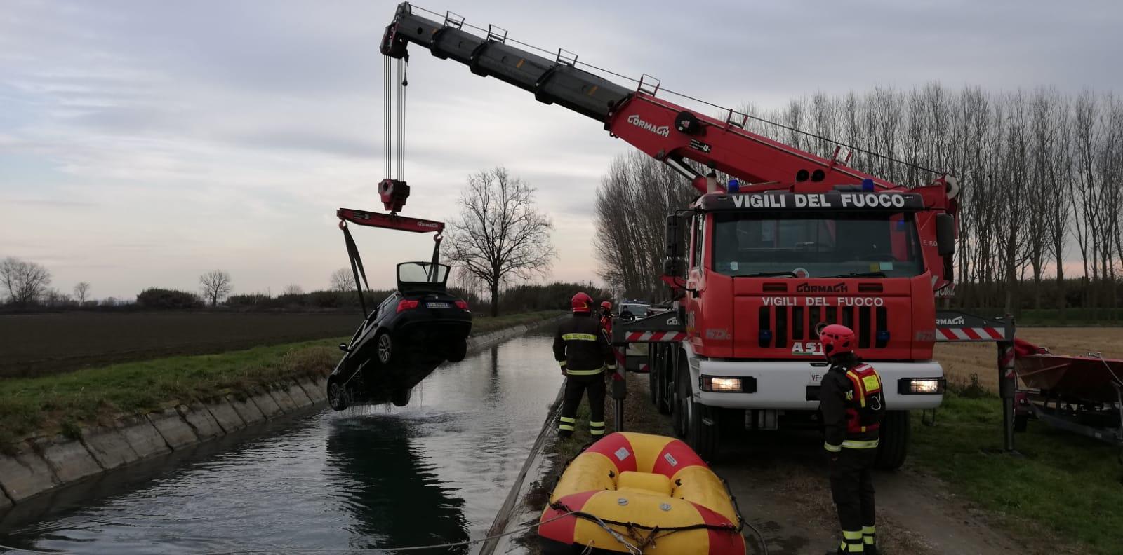 Finisce con l&rsquo;auto nel canale e scappa