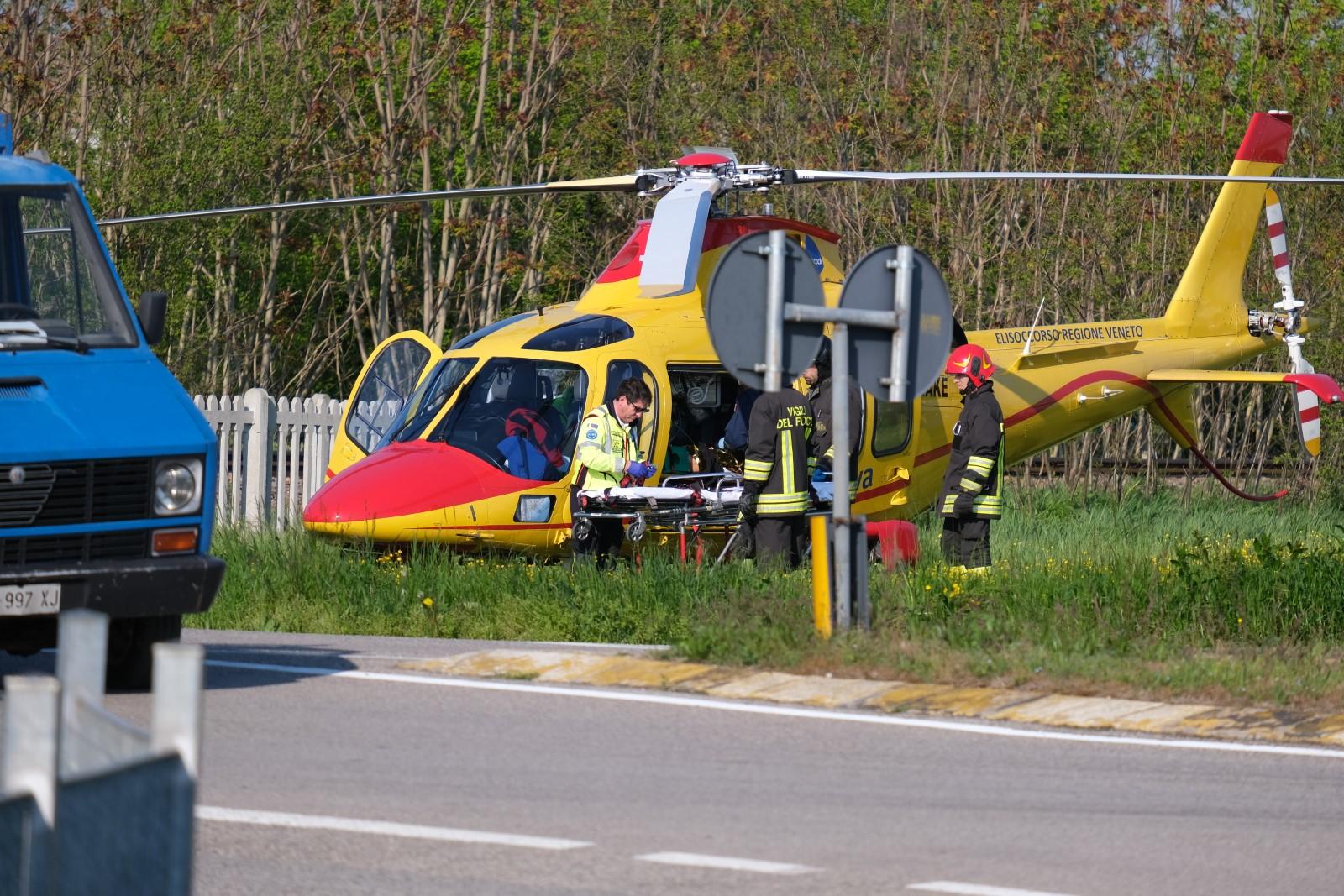 Incidente in trattore, arriva l'elicottero. Rischia la paralisi