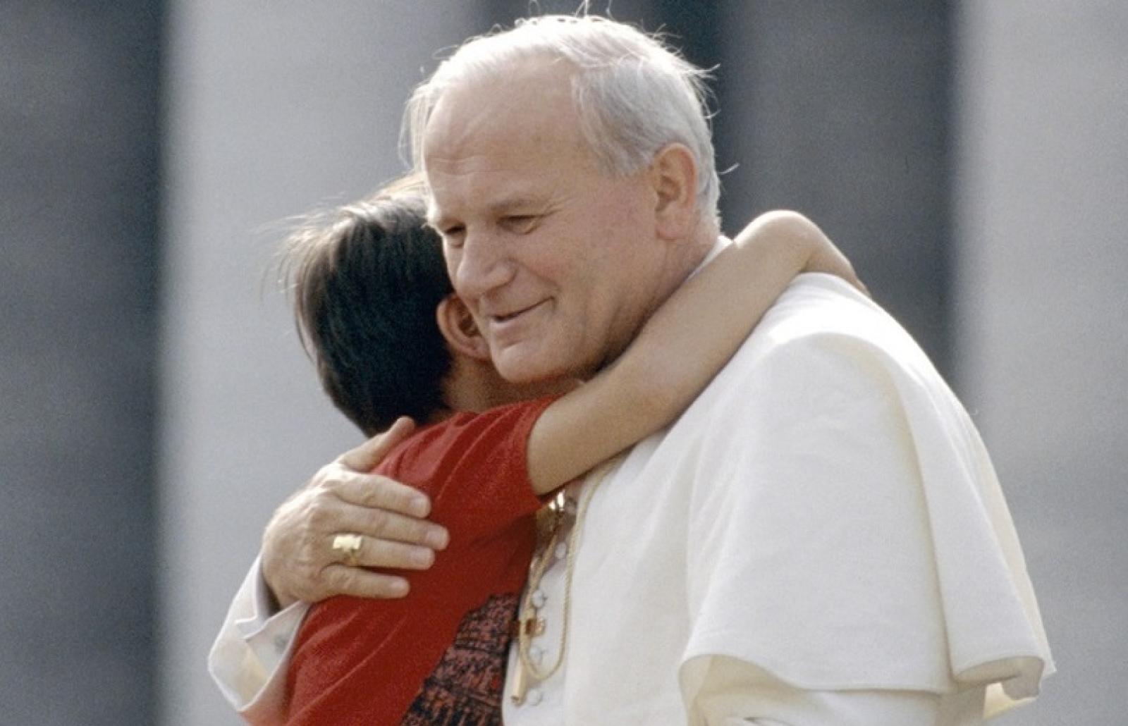 Furto sacrilego: ladri in fuga col sangue di papa Wojtyla