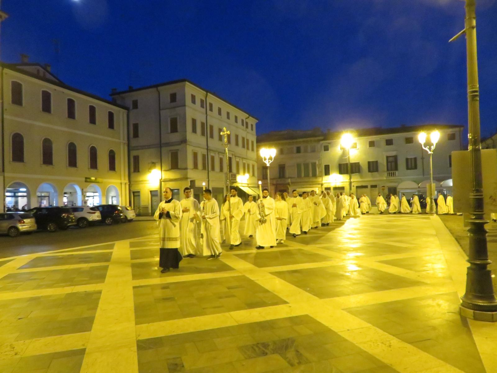 "Preti e laici, bisogna aiutarsi"