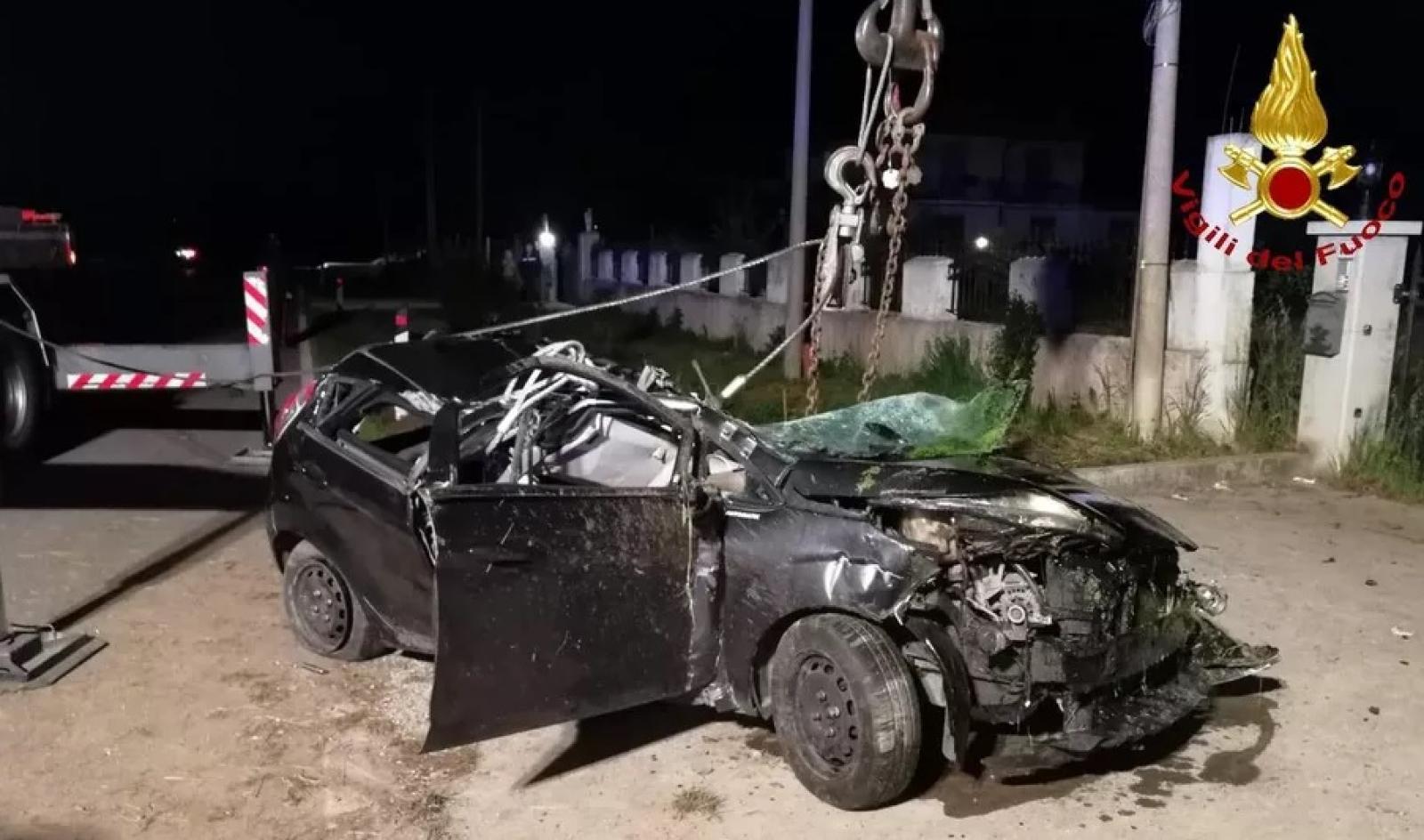 Si schianta sui Vigili del fuoco intervenuti nell'incidente