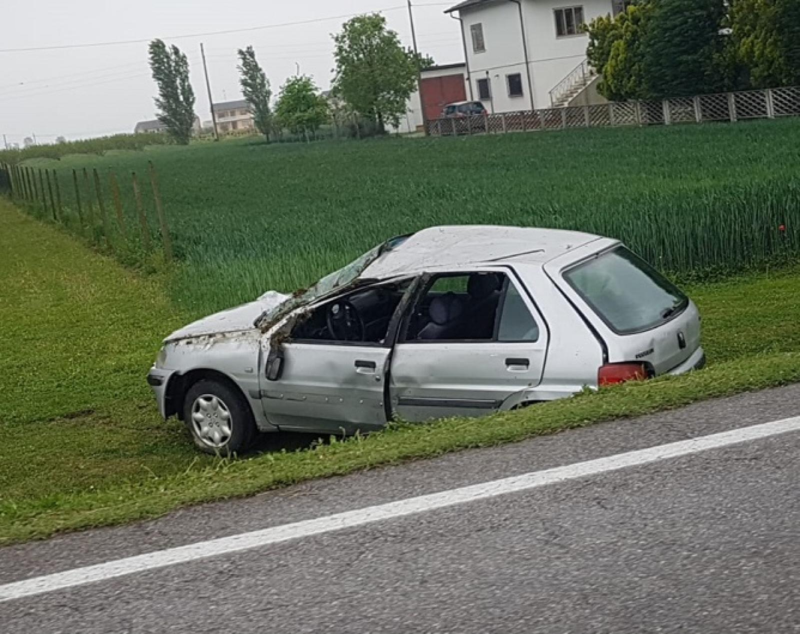 Capotta pi&ugrave; volte in strada: 53enne miracolata