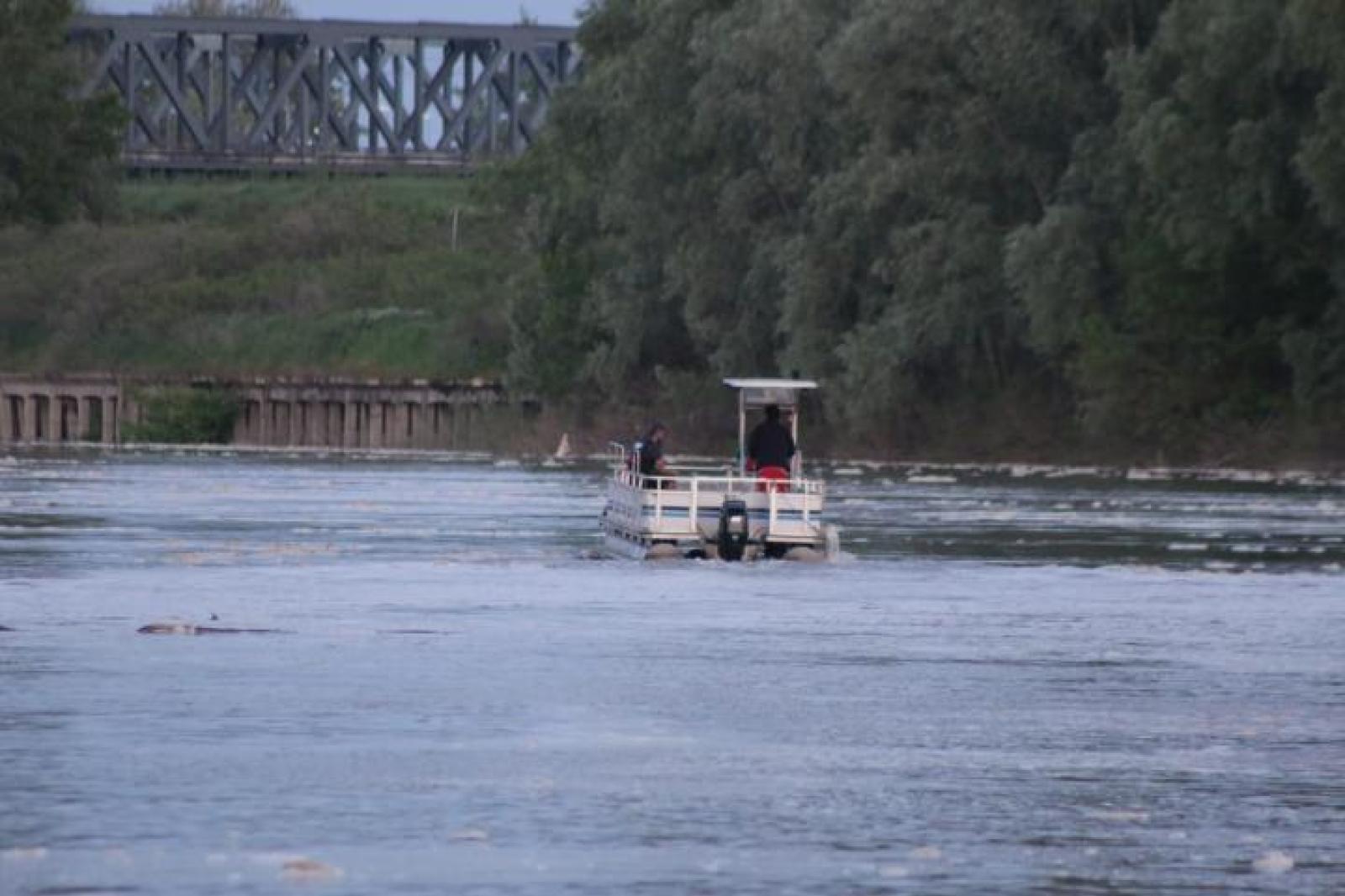 Riprese con l'elicottero le ricerche del corpo avvistato lungo il Po