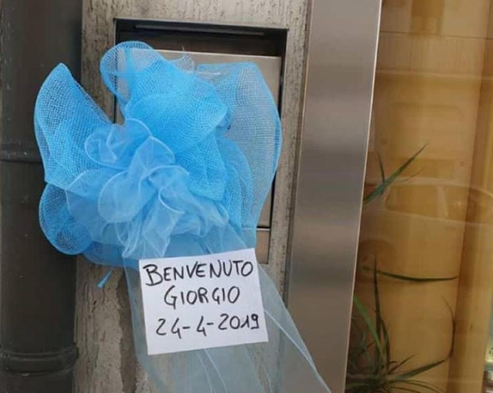 Fiocco azzurro sui negozi &ldquo;Benvenuto, Giorgio&rdquo;