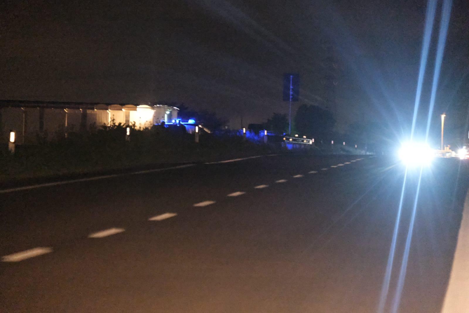 Trovato morto dentro l'auto in fiamme