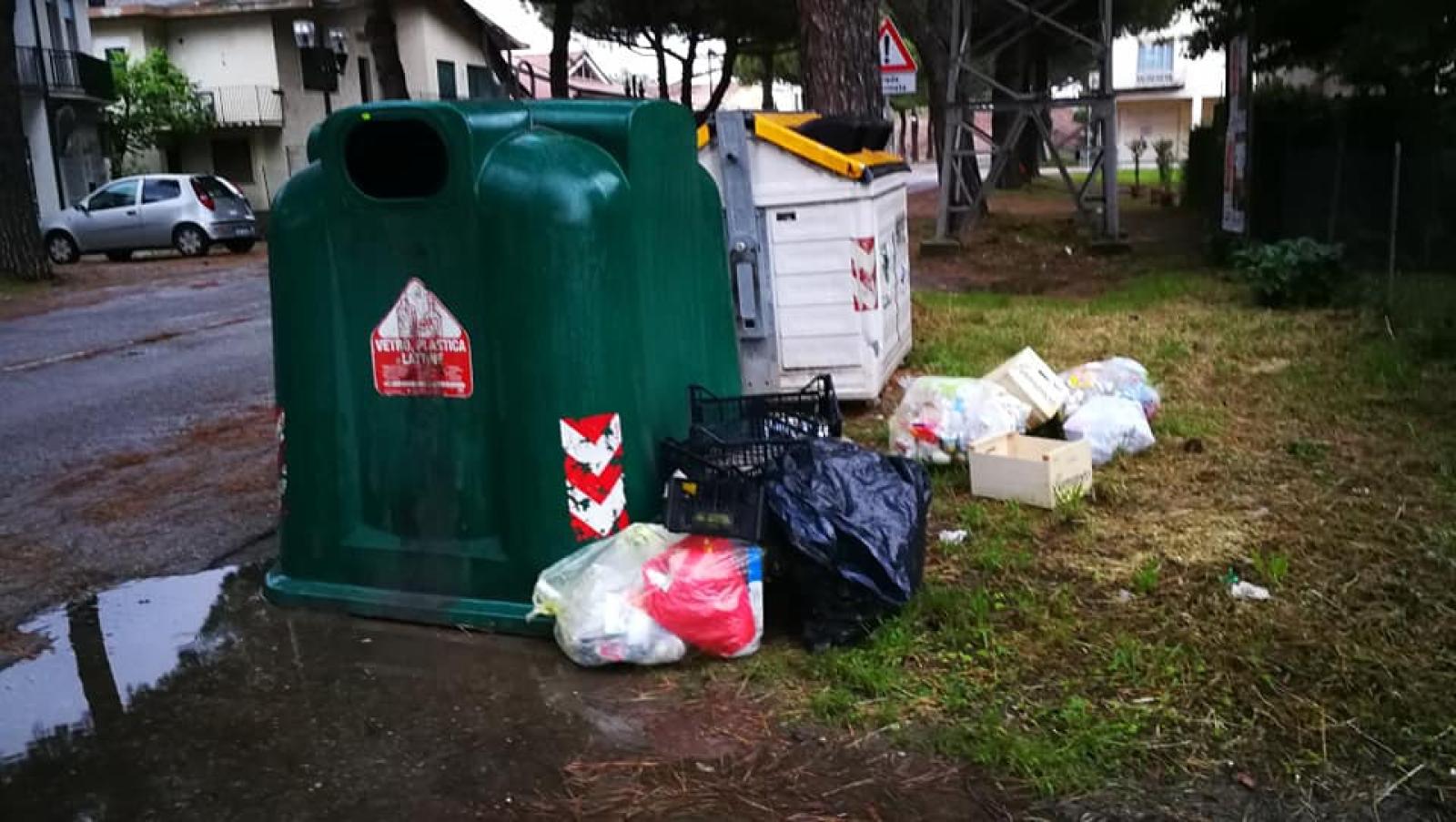 Rifiuti abbandonati in via Spalato