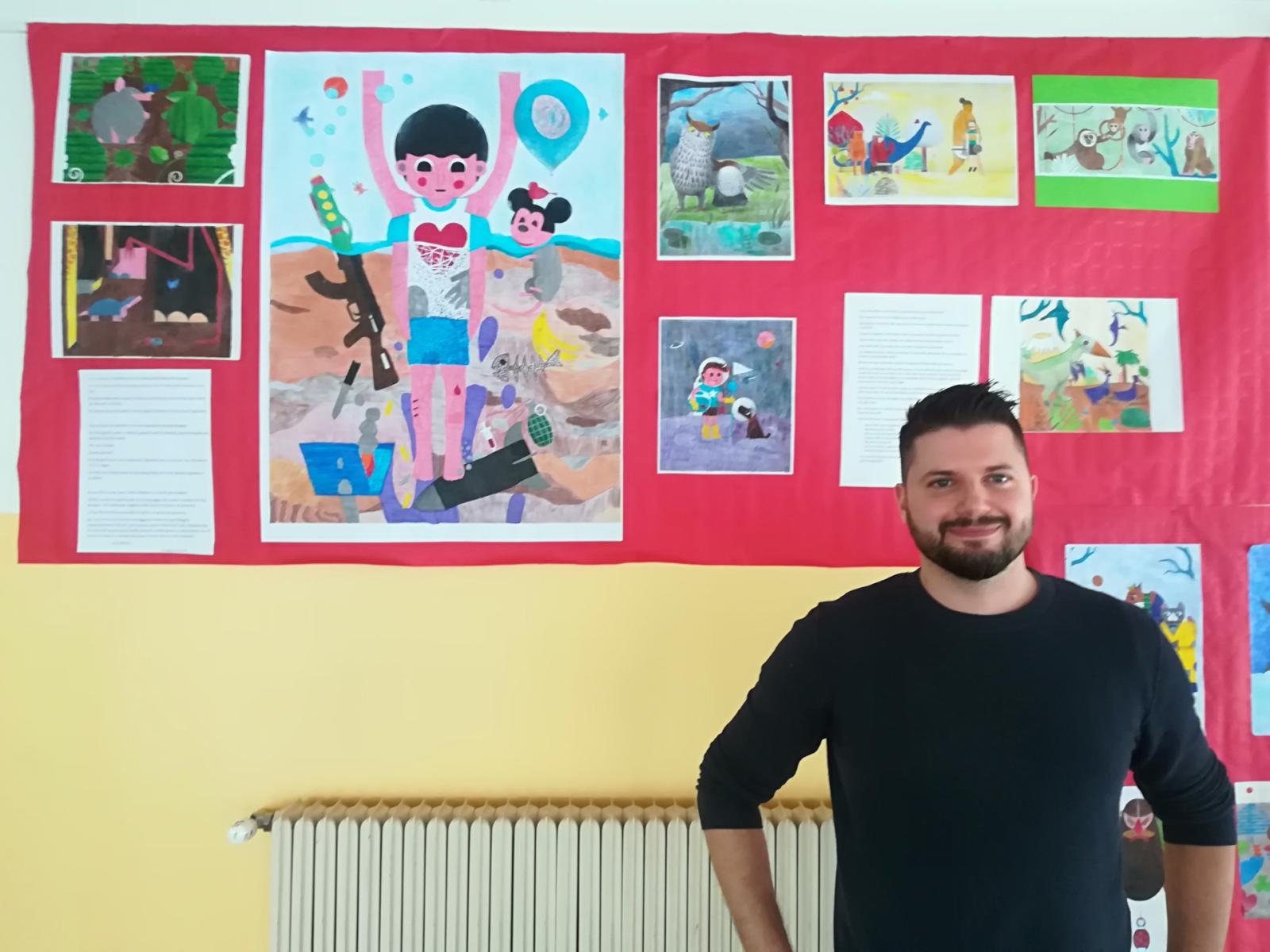 L'illustratore stupisce i bambini