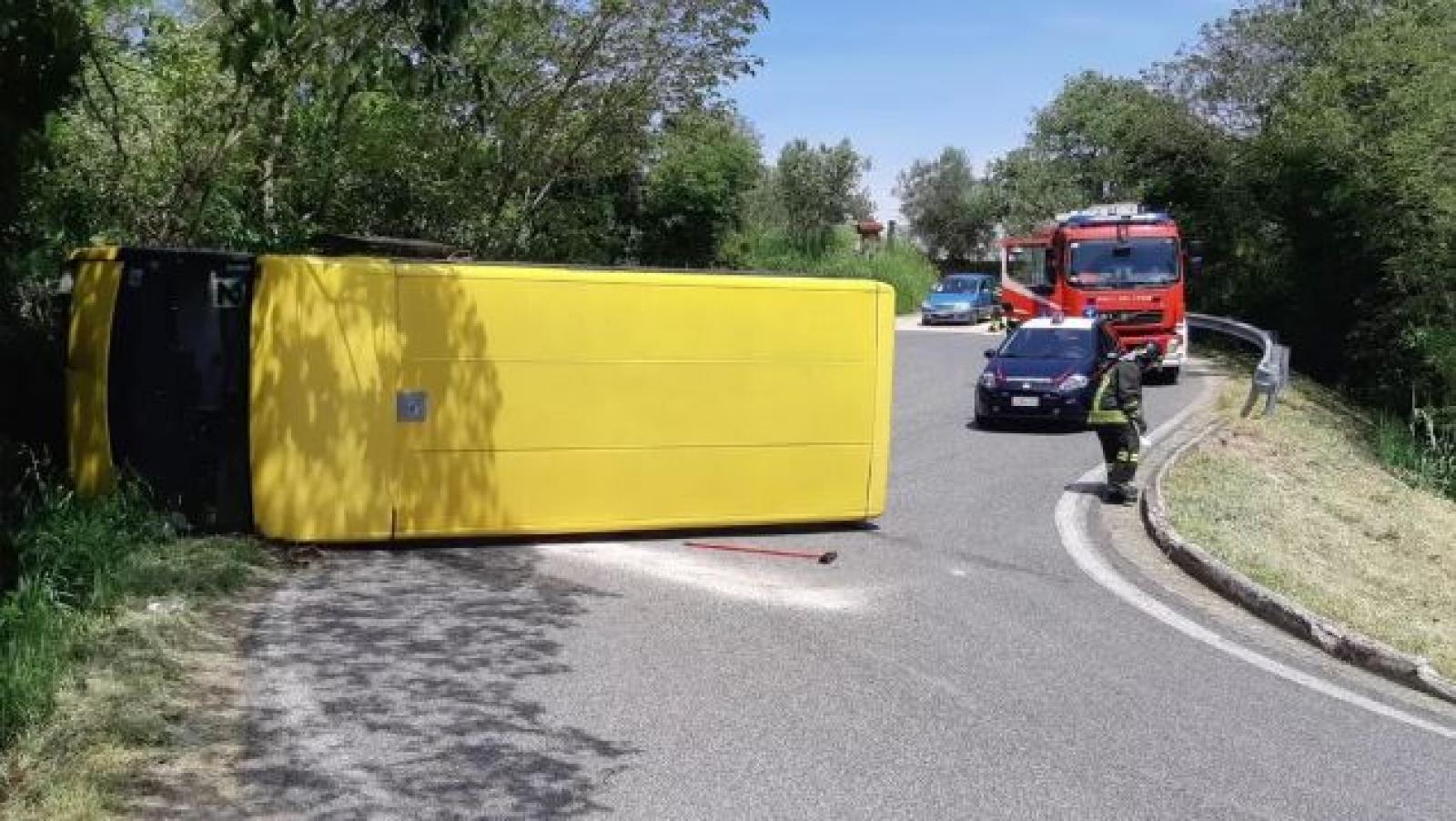 Si rovescia con lo scuolabus, scappa e lascia i bambini feriti a bordo