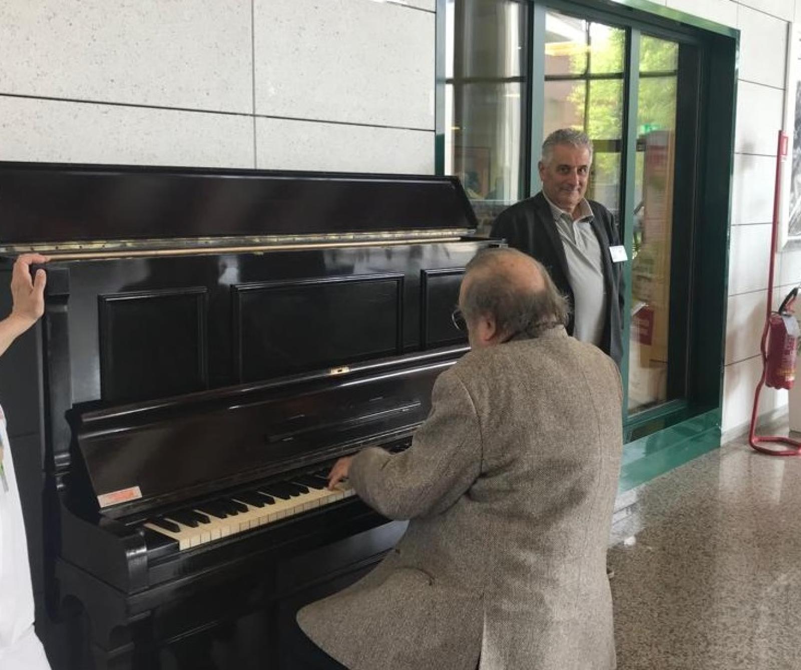 Il pianoforte in ospedale: la donazione che mette il sorriso