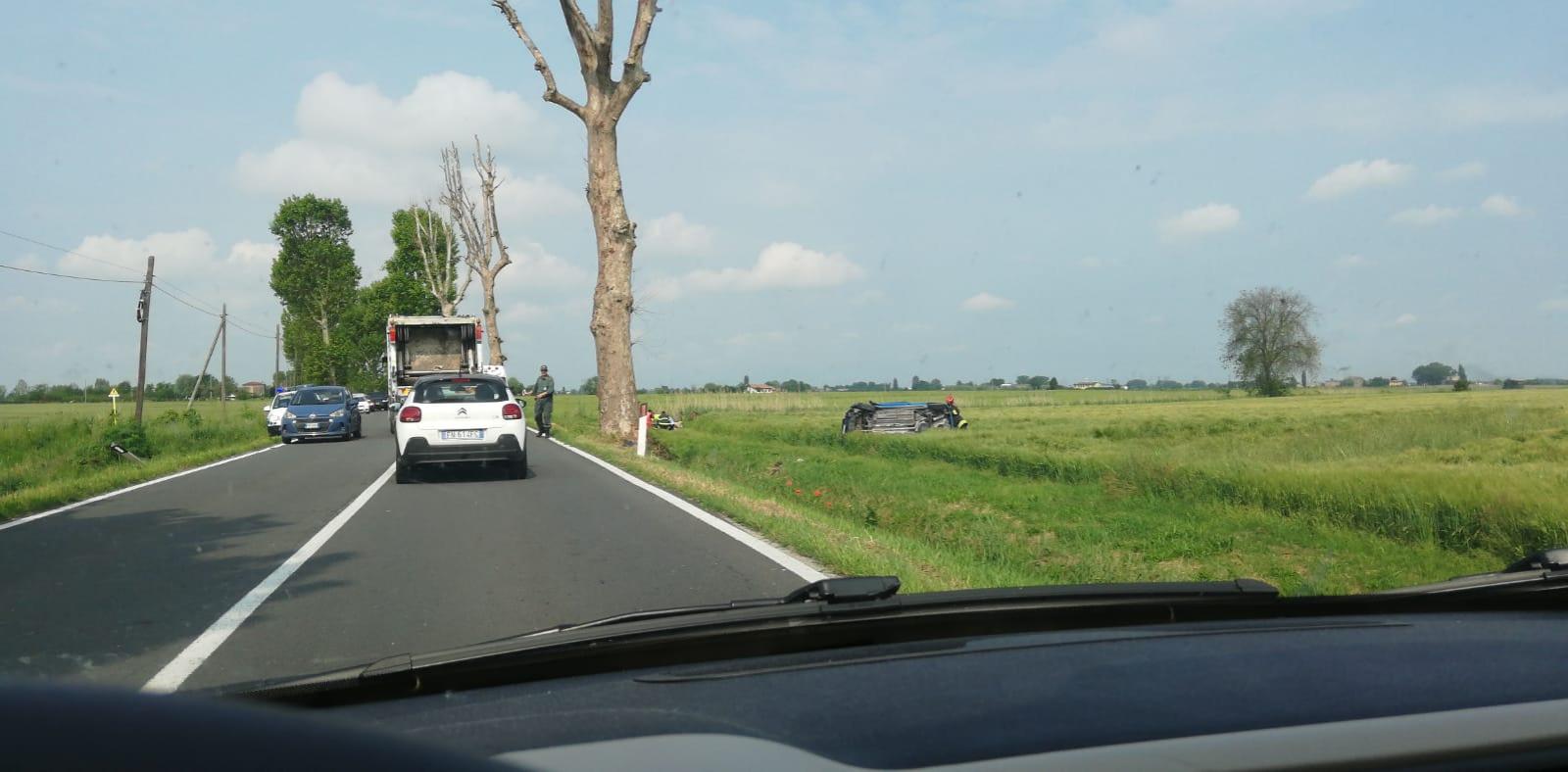 Incidente, auto finisce fuori strada e si ribalta 