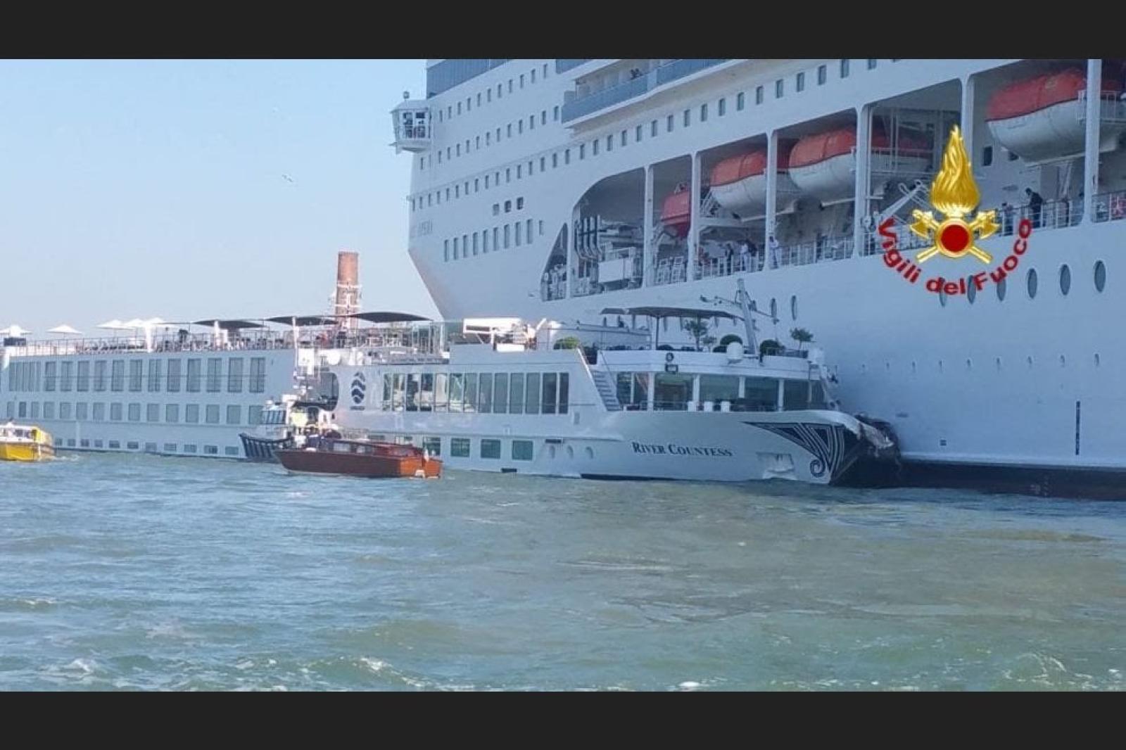 Venezia, nave da crociera contro battello: paura in laguna