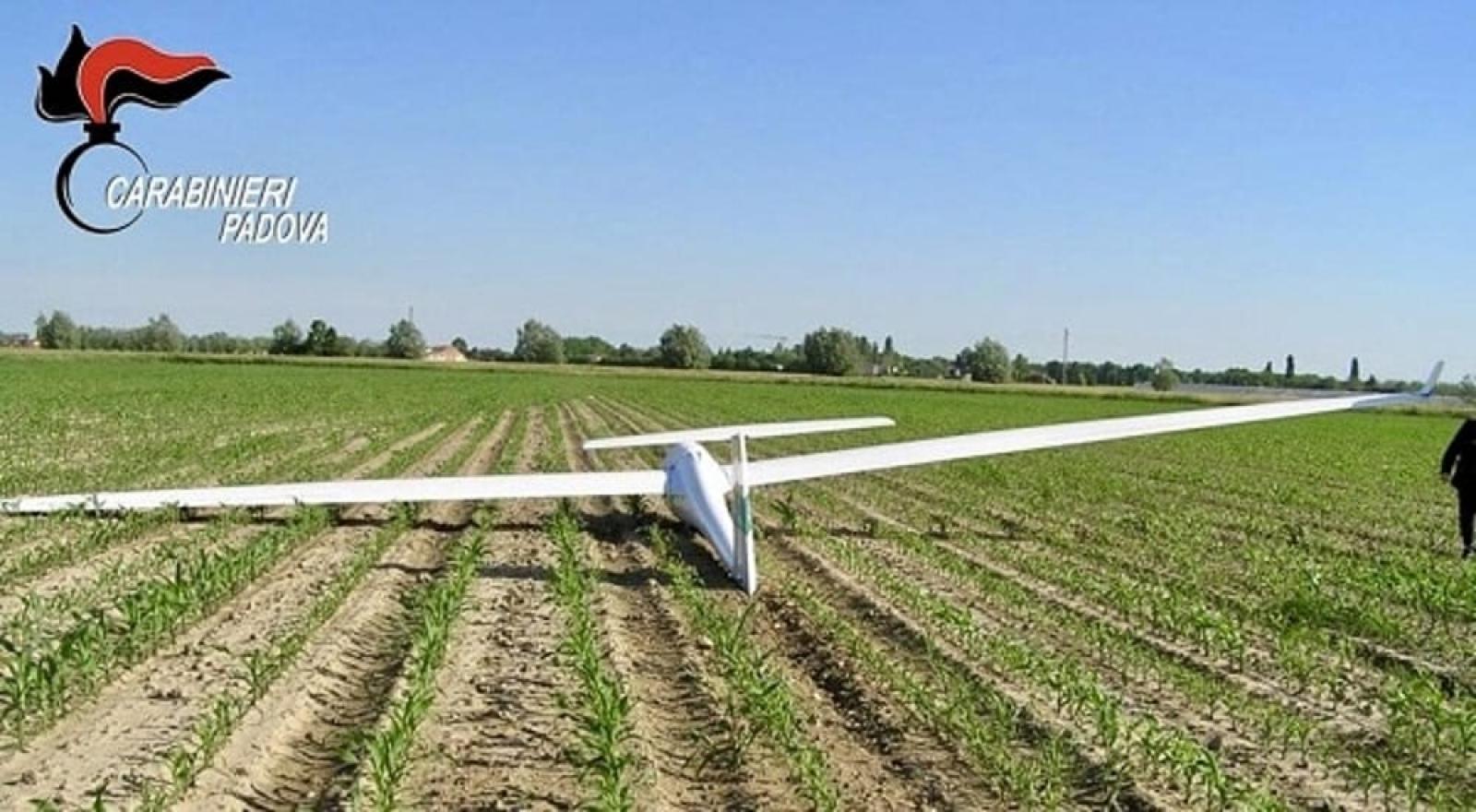 Atterraggio d'emergenza in un campo di mais