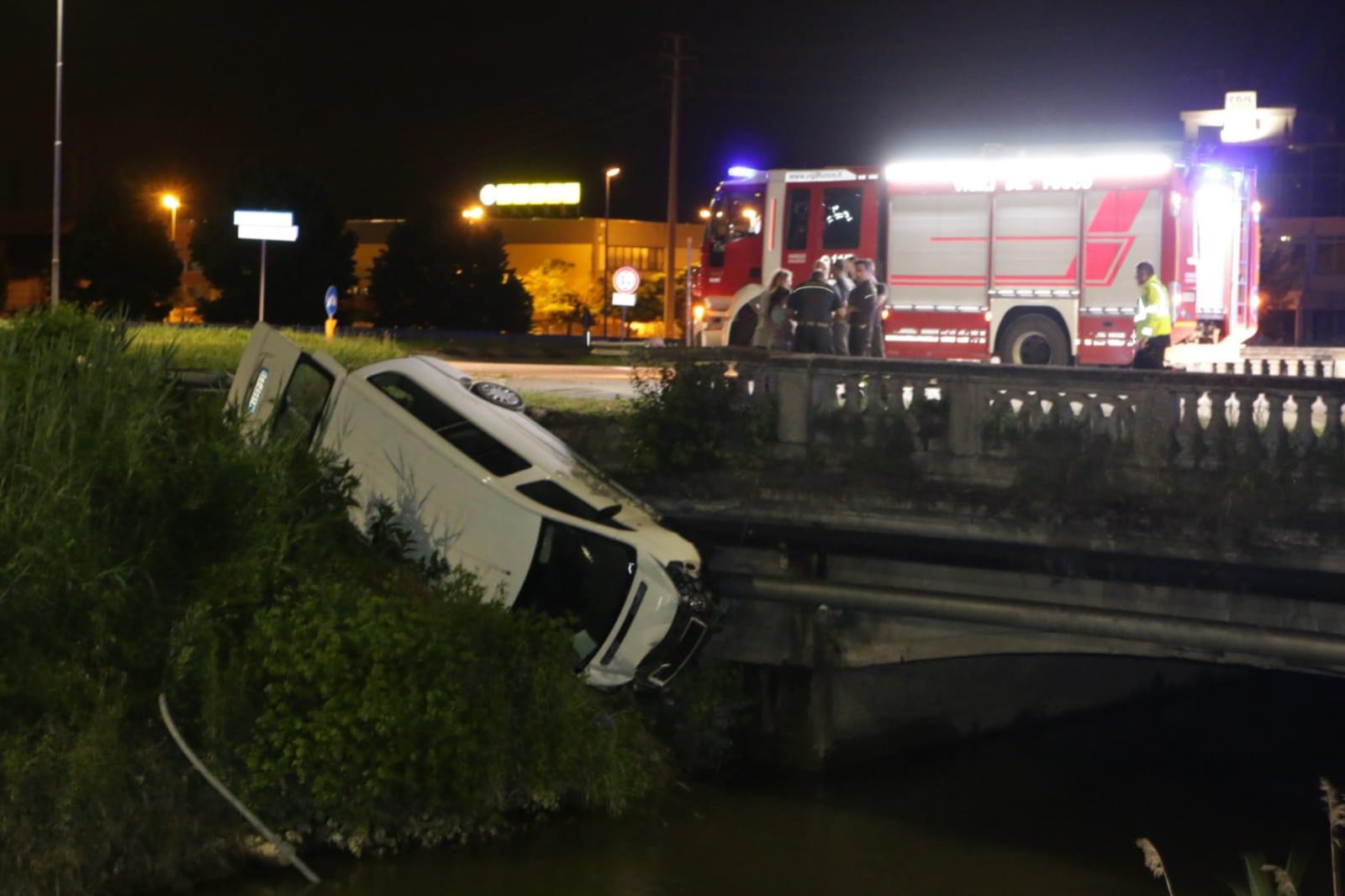 "Scagliato fuori strada da due folli pirati che gareggiavano in strada"