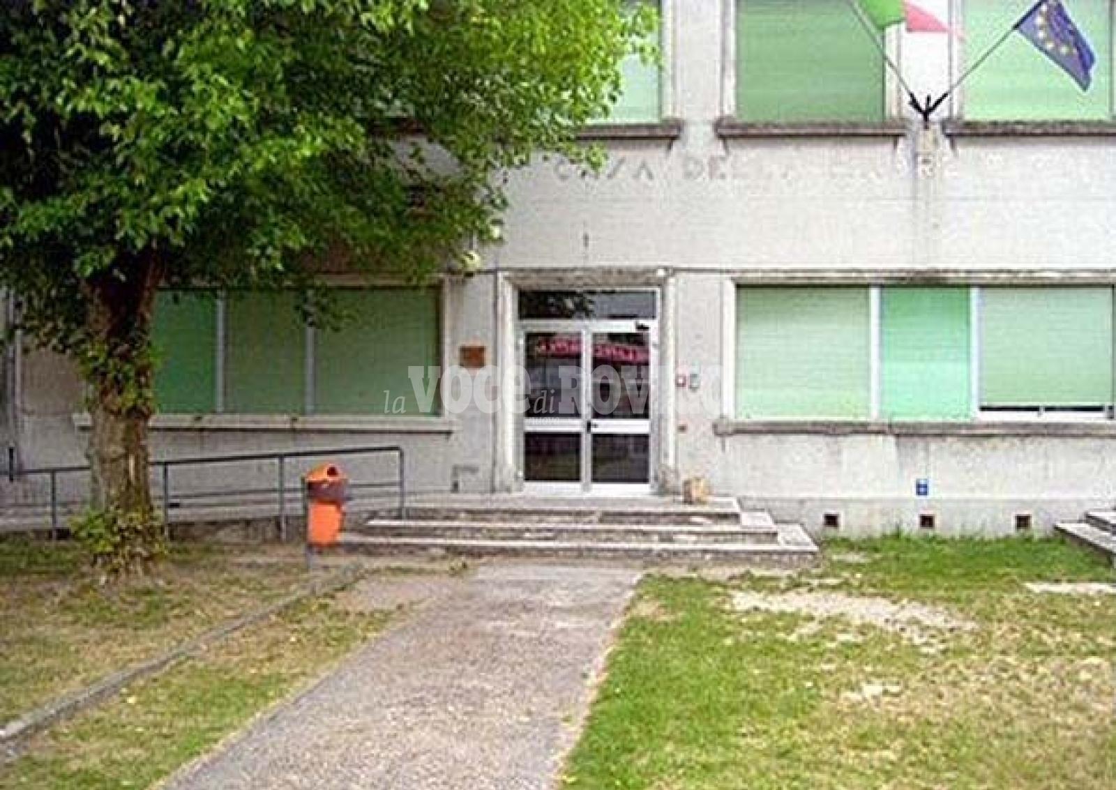 Cede il soffitto, crollo in aula