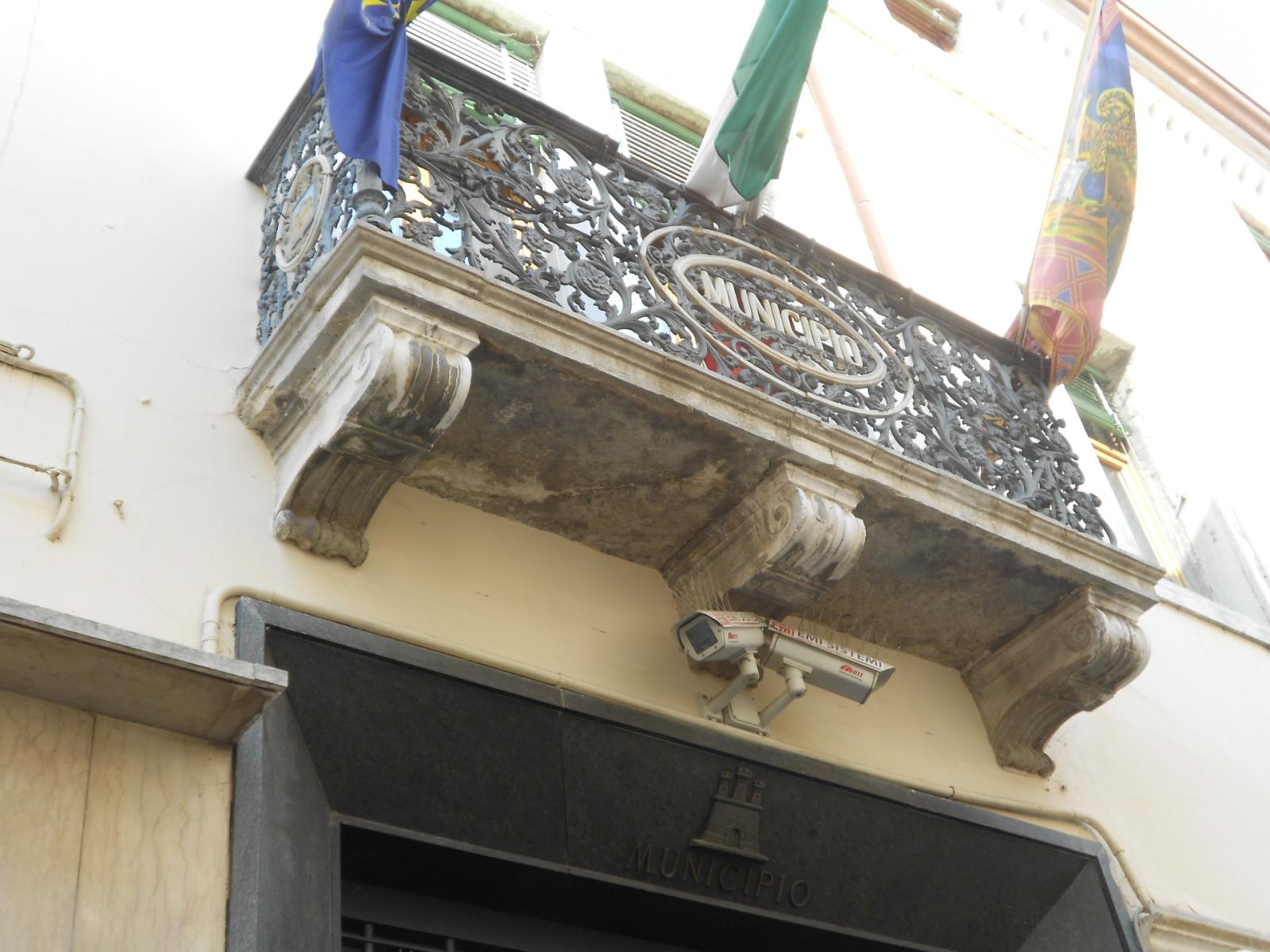 "Grave attacco ai professionisti"