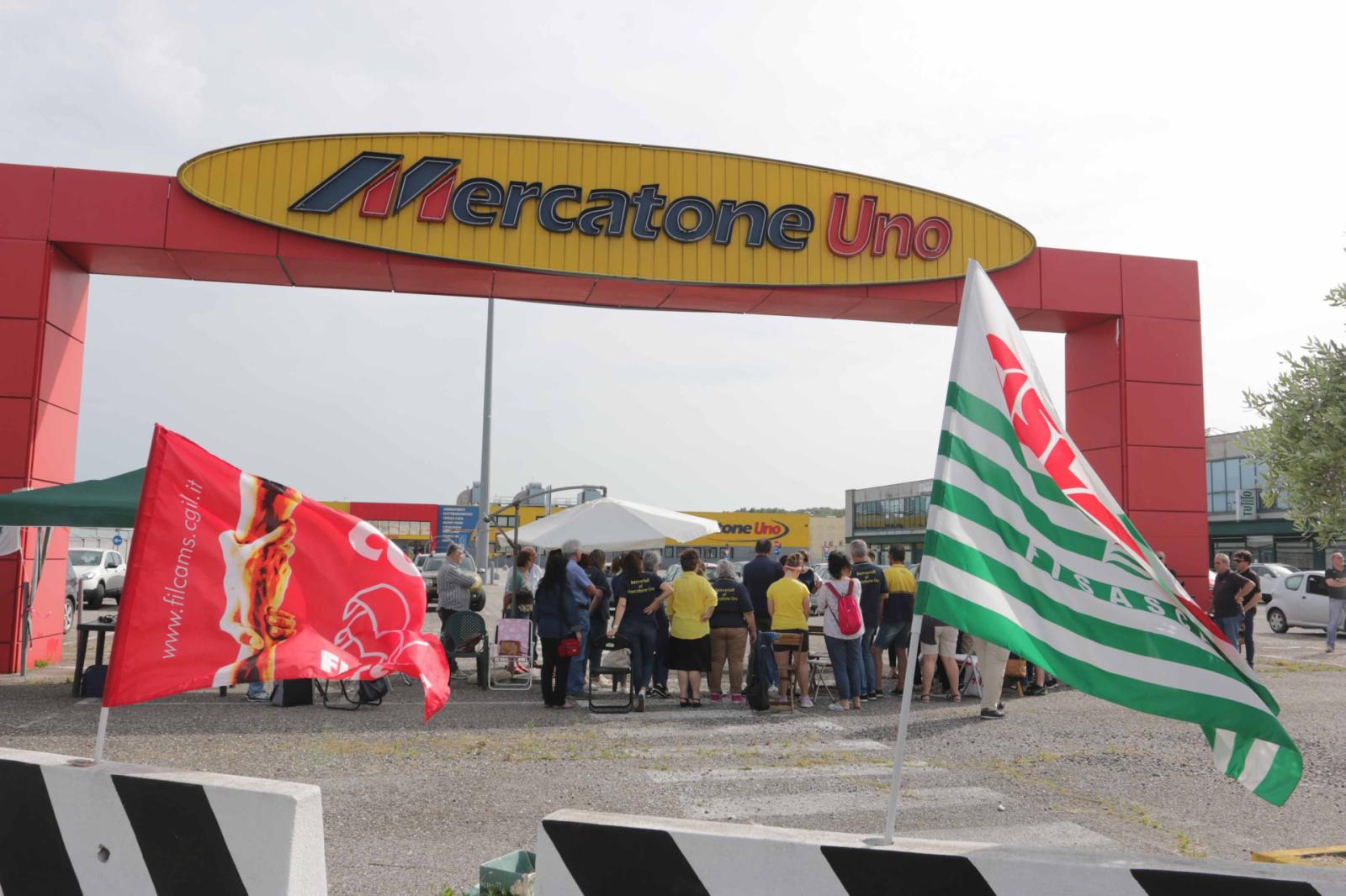 "Mercatone Uno, aiutiamo i dipendenti"