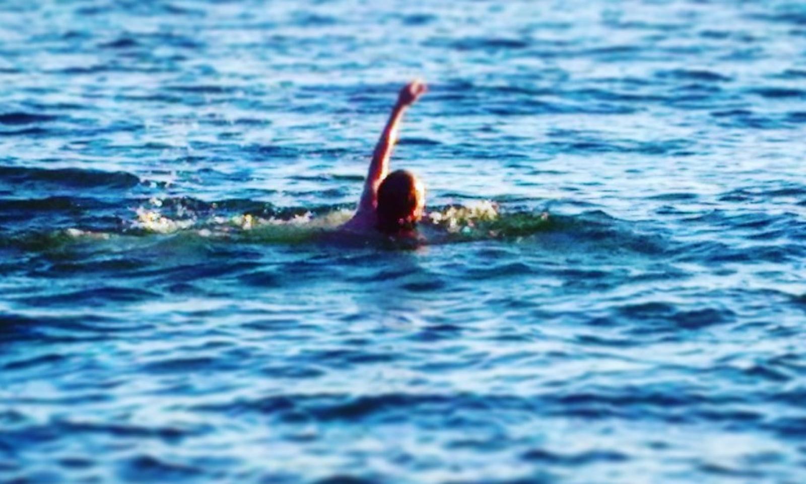 Turista eroe salva la bimba dall'annegamento