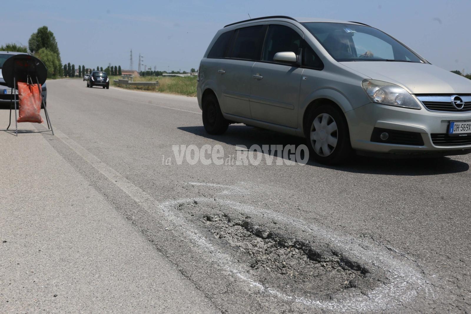 Mega buca sulla bretella, danni alle auto