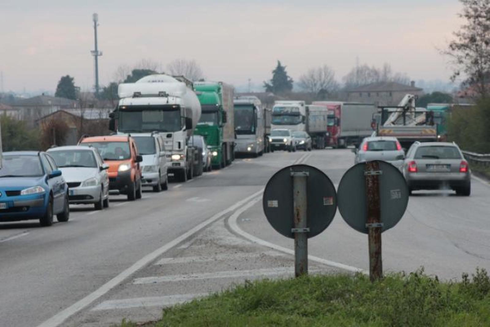 Incidente sulla Regionale, traffico paralizzato in entrambe le direzioni