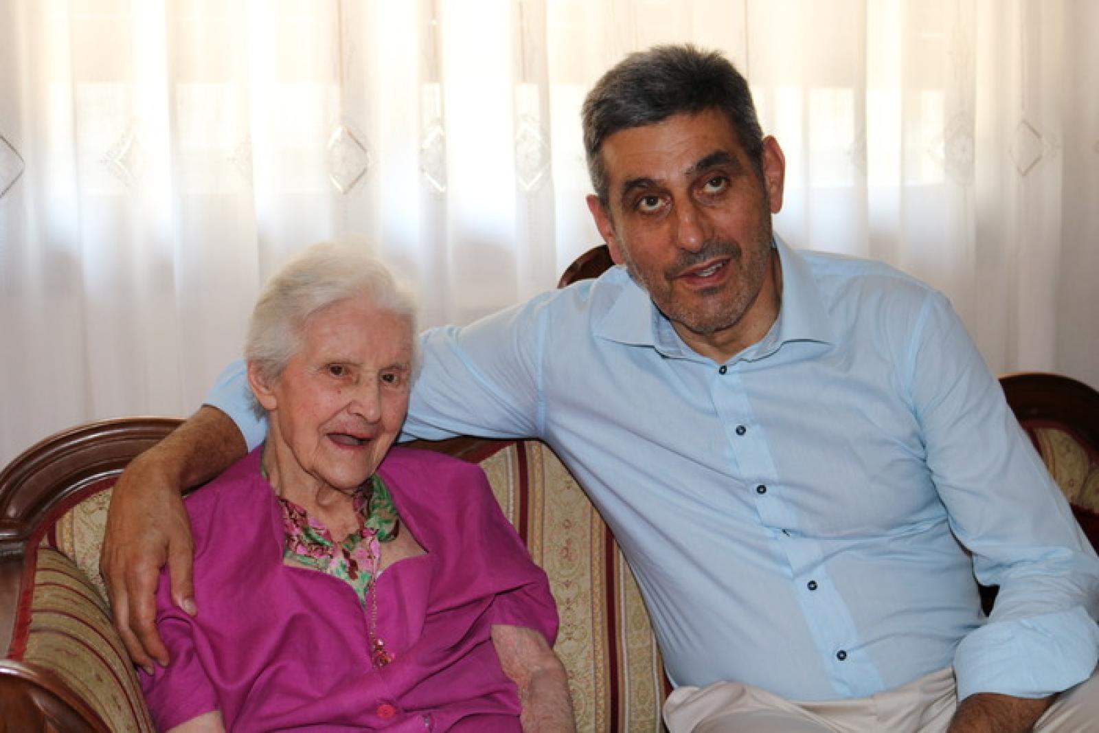 Torna a camminare a 104 anni grazie ad un equipe di medici coraggiosi