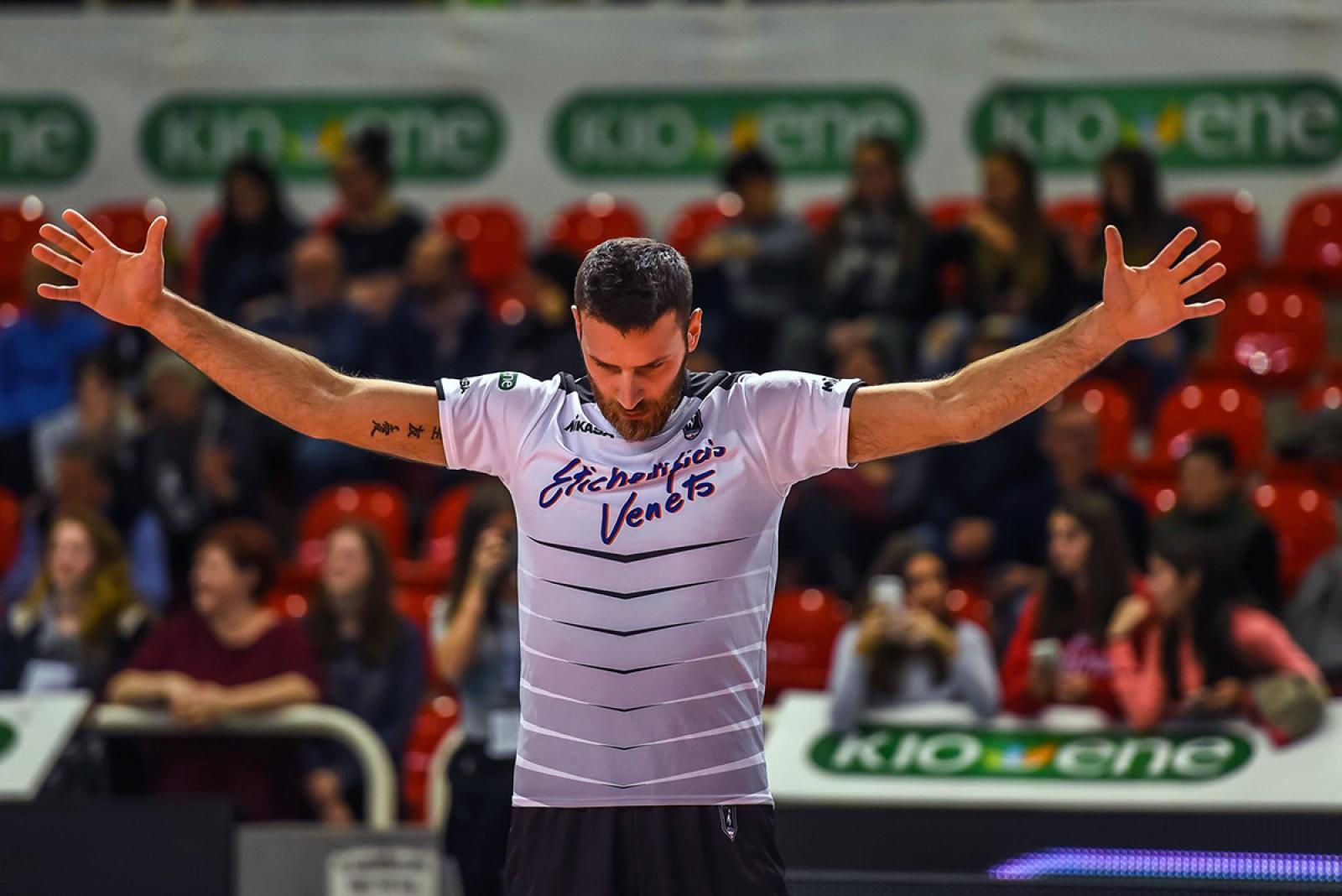 Un muro di due metri che ha vestito l'azzurro