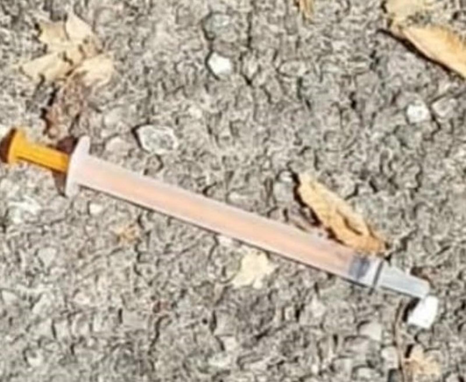 Siringhe nei parchi: la rabbia delle mamme